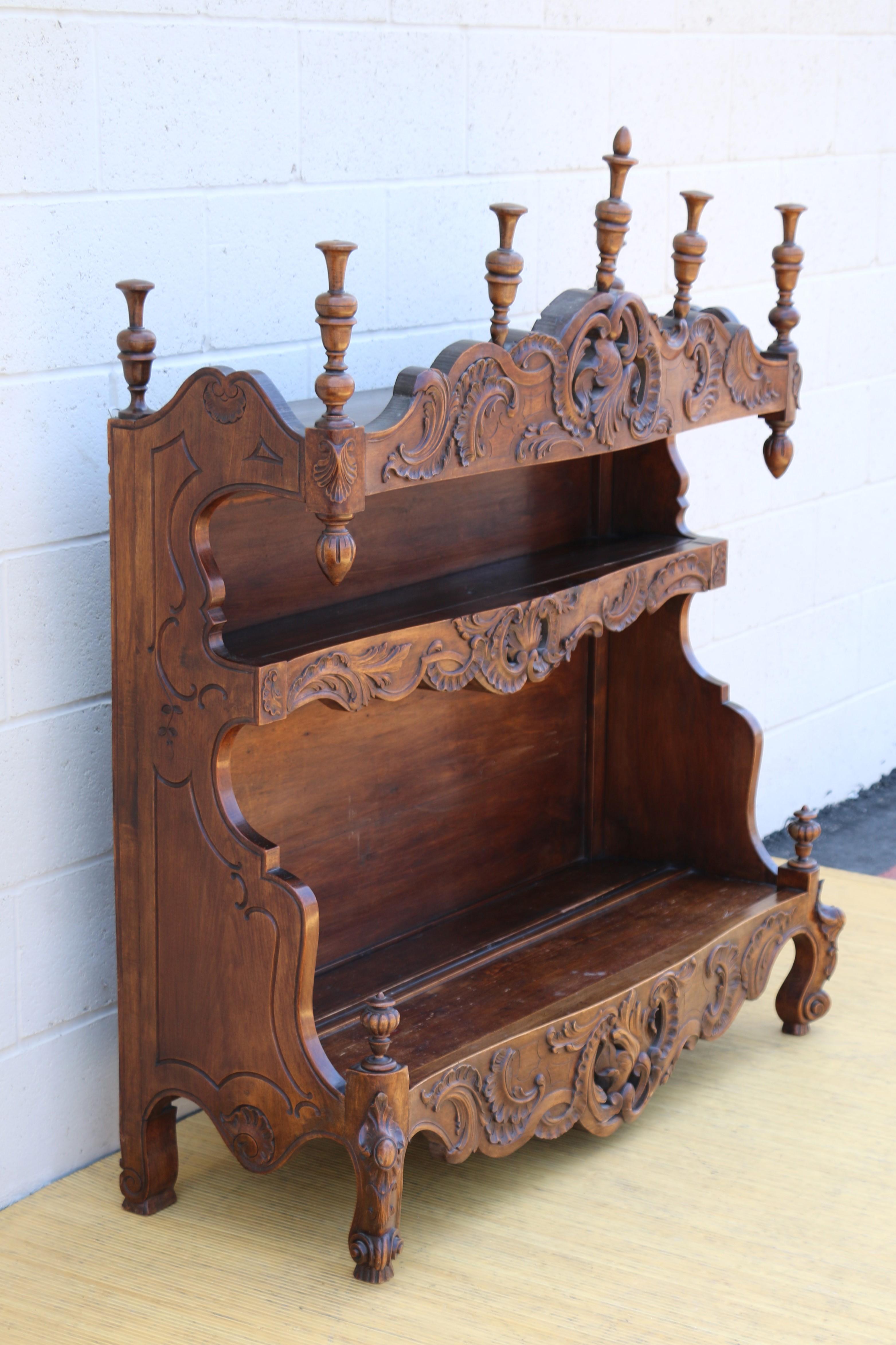 Un meraviglioso e affascinante estanier o portapiatti in piedi in legno di noce francese in stile Luigi XV. Questo bellissimo pezzo è realizzato in legno massiccio ed è intagliato a mano. Progetto dettagliato. Sicuramente un'ottima scelta per la tua