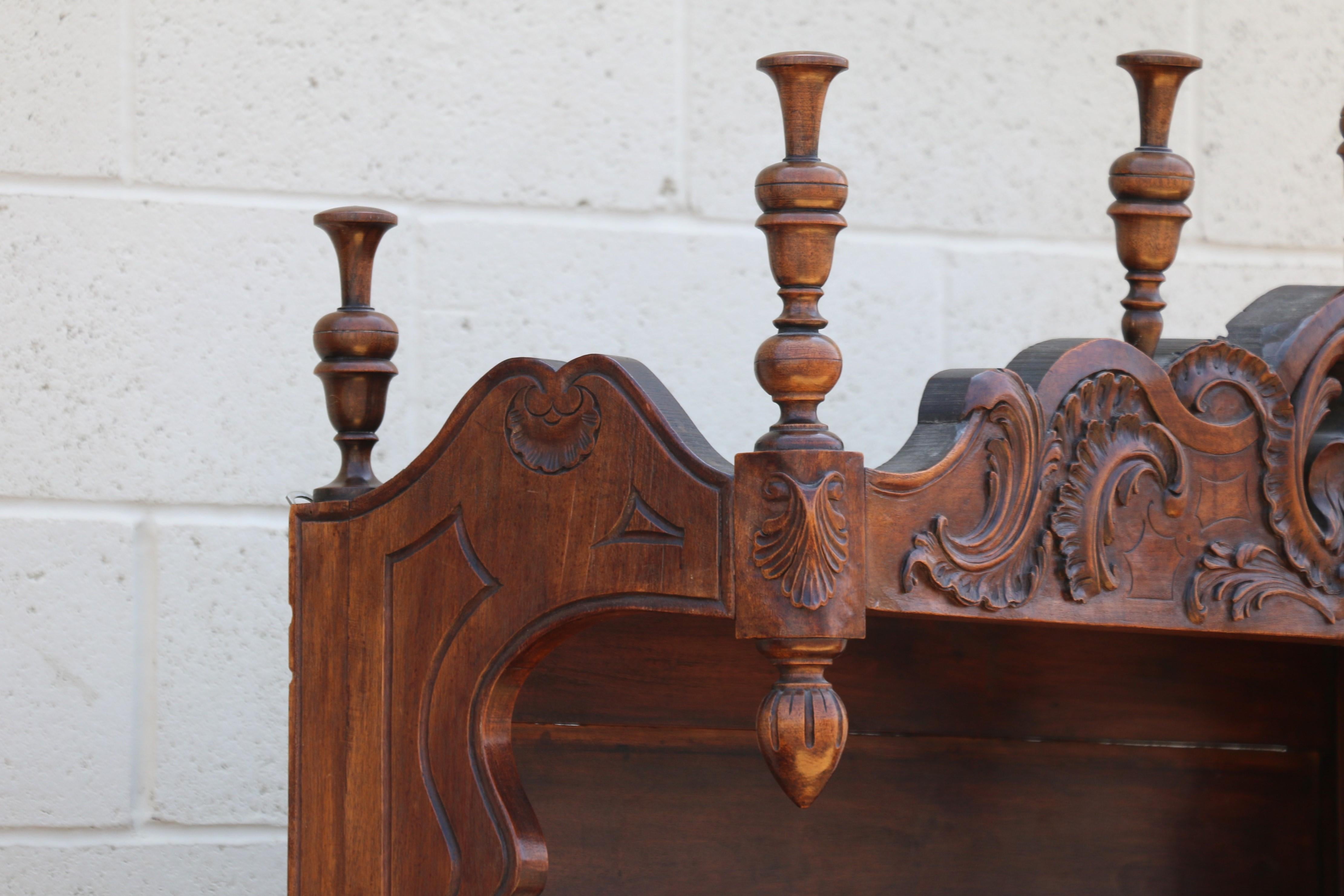 Legno Mensola da parete in noce intagliata Luigi XV del XX secolo proveniente dalla Provenza in vendita