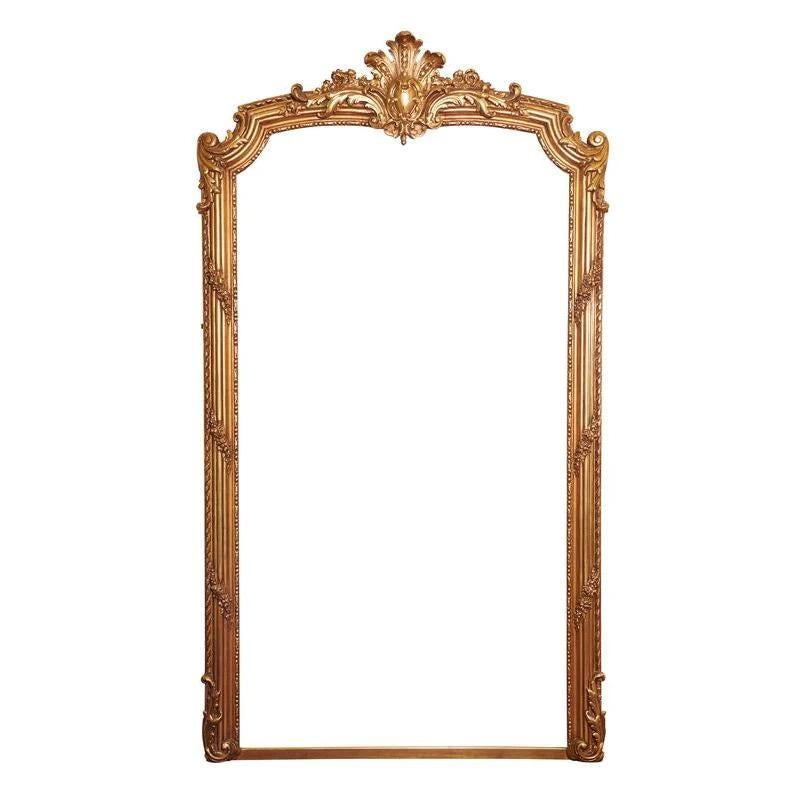 Ein grandioser Spiegel wie dieses Stück ist äußerst schwer zu finden, und wir freuen uns, ihn in unserer Galerie zum Verkauf anbieten zu können. Dieser prächtige vergoldete französische Wandspiegel im Stil Ludwigs XV. aus dem 20. Jahrhundert