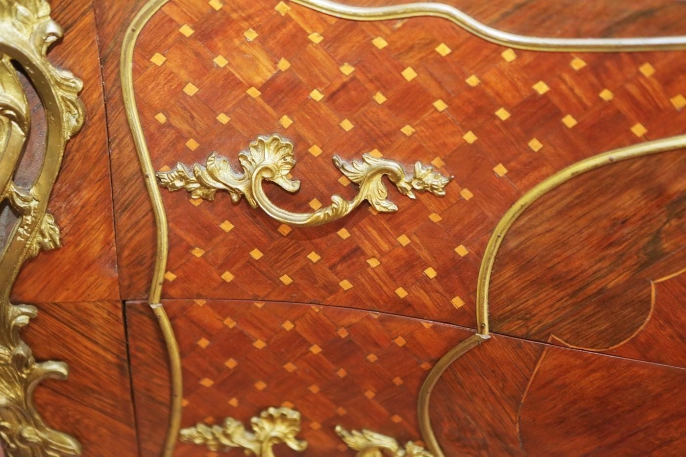 Französische Louis XV-Kommode mit Intarsien aus Marmor und Ormolu des 20. (Louis XV.) im Angebot