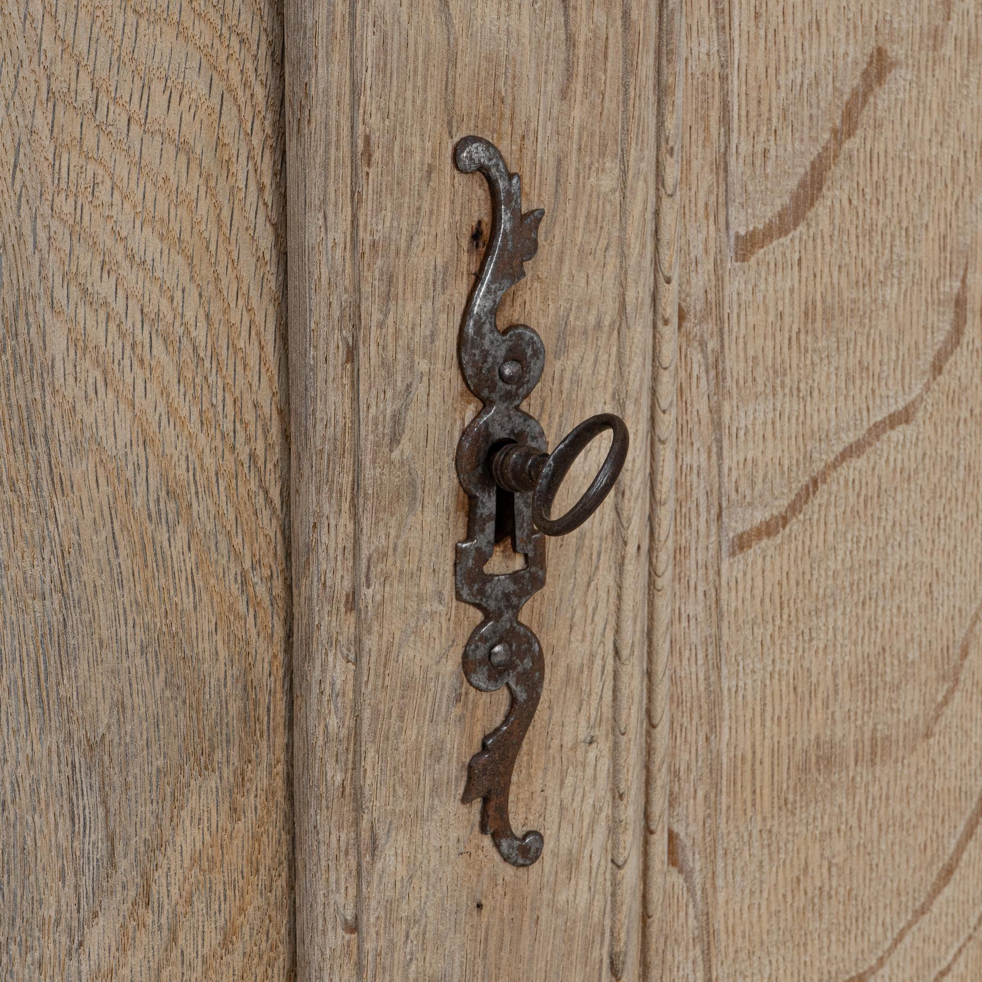 Französischer Louis XV Eichenschrank des 20. Jahrhunderts im Angebot 6