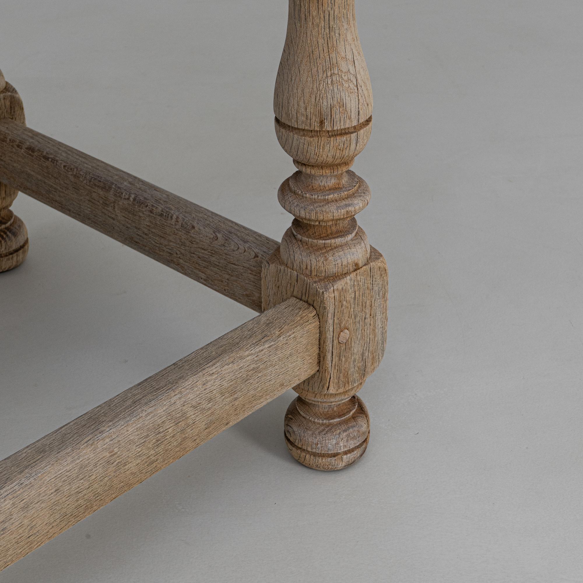 Französischer Louis XV Eichenschrank des 20. Jahrhunderts im Angebot 7