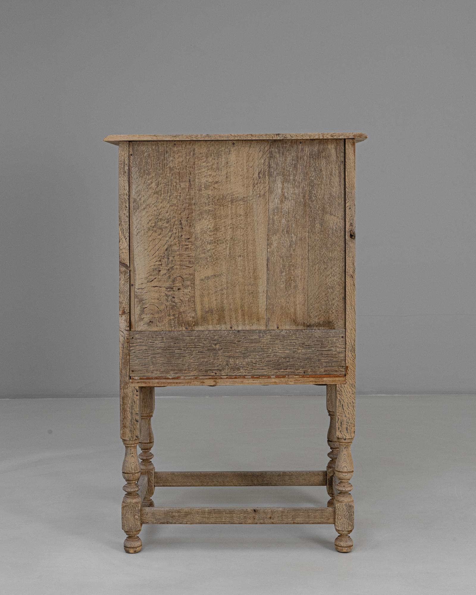 Französischer Louis XV Eichenschrank des 20. Jahrhunderts im Angebot 8