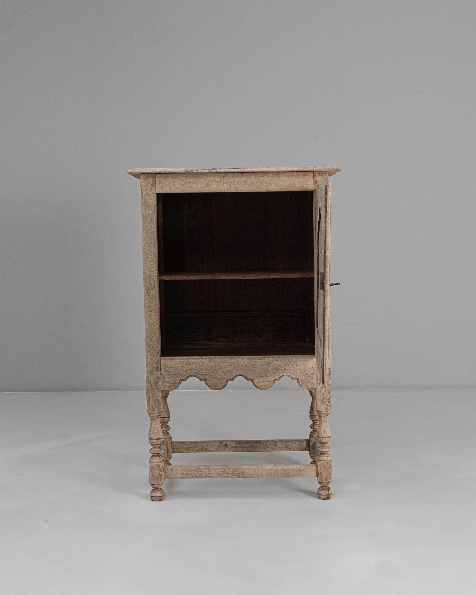 Französischer Louis XV Eichenschrank des 20. Jahrhunderts (Louis XV.) im Angebot