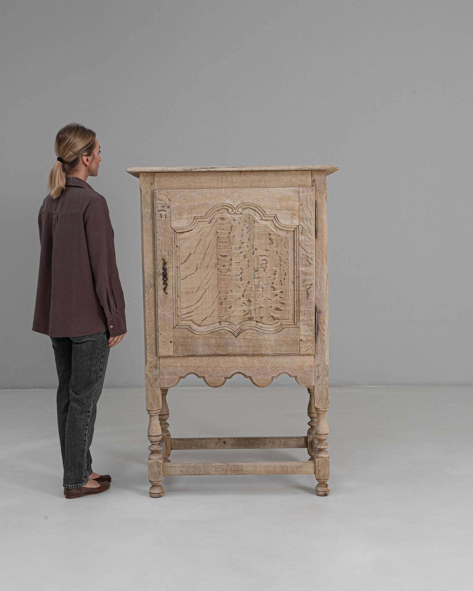 Französischer Louis XV Eichenschrank des 20. Jahrhunderts im Zustand „Gut“ im Angebot in High Point, NC