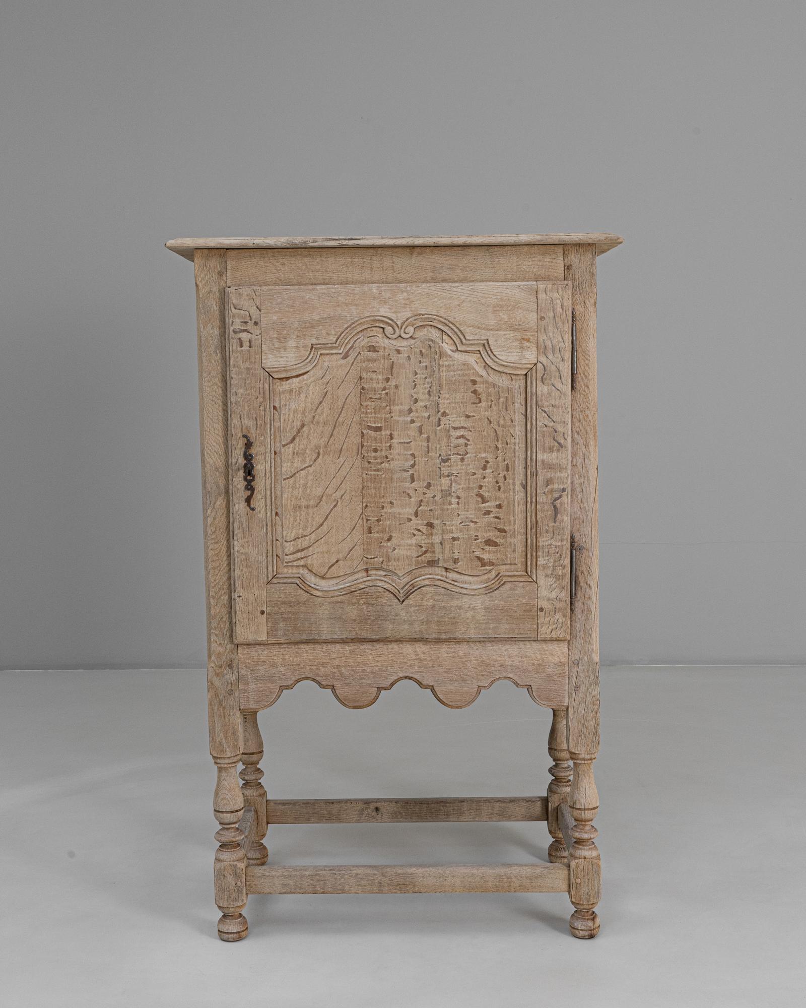 Französischer Louis XV Eichenschrank des 20. Jahrhunderts (Eichenholz) im Angebot