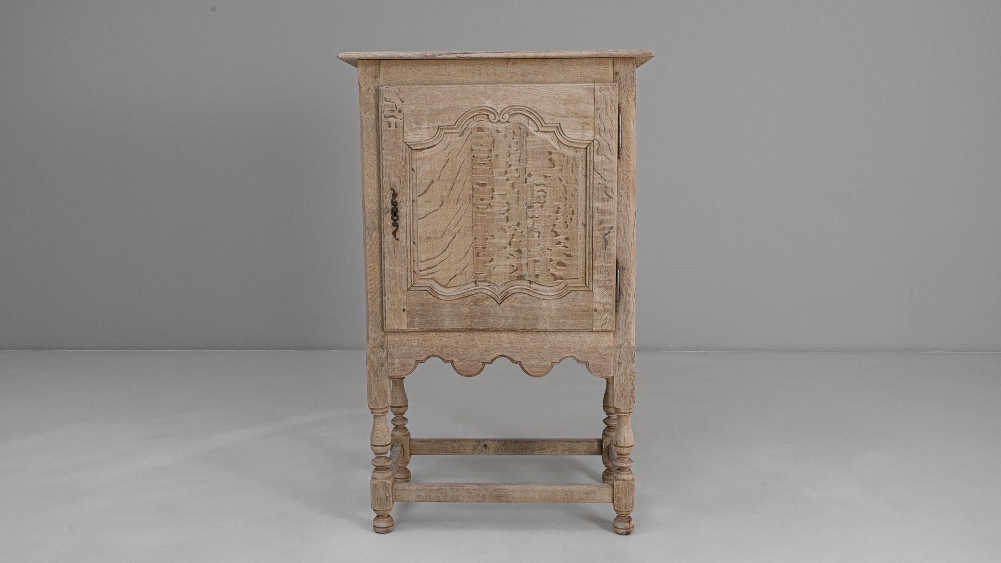 Französischer Louis XV Eichenschrank des 20. Jahrhunderts im Angebot 1