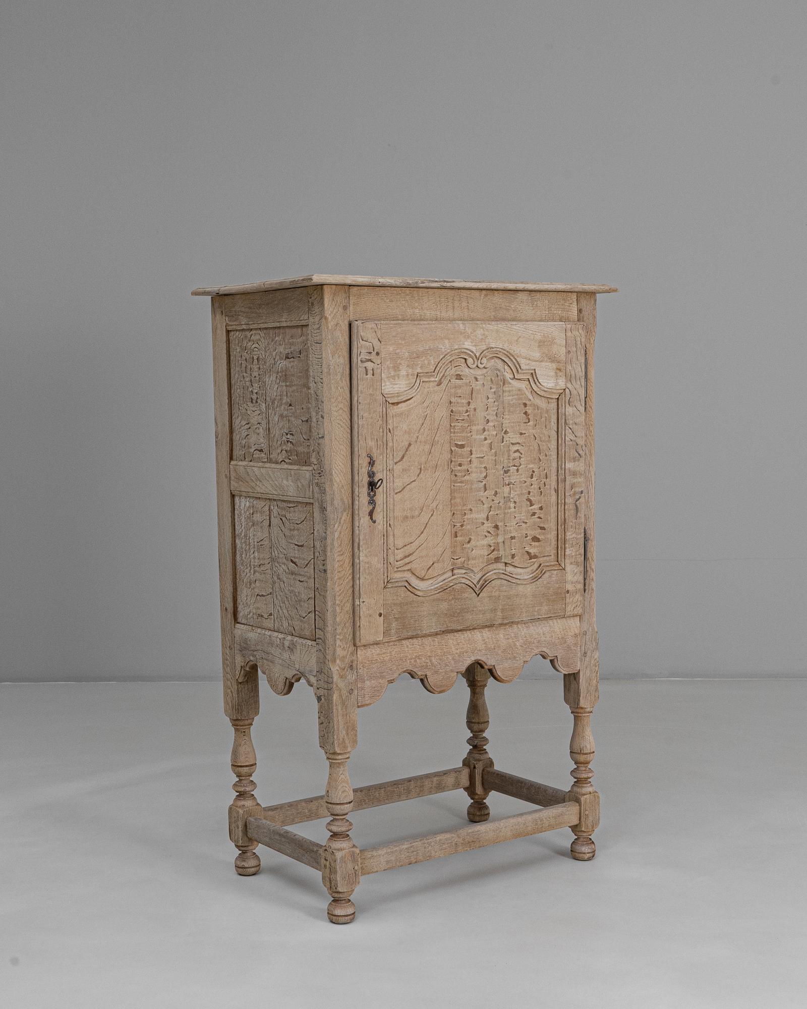 Französischer Louis XV Eichenschrank des 20. Jahrhunderts im Angebot 2