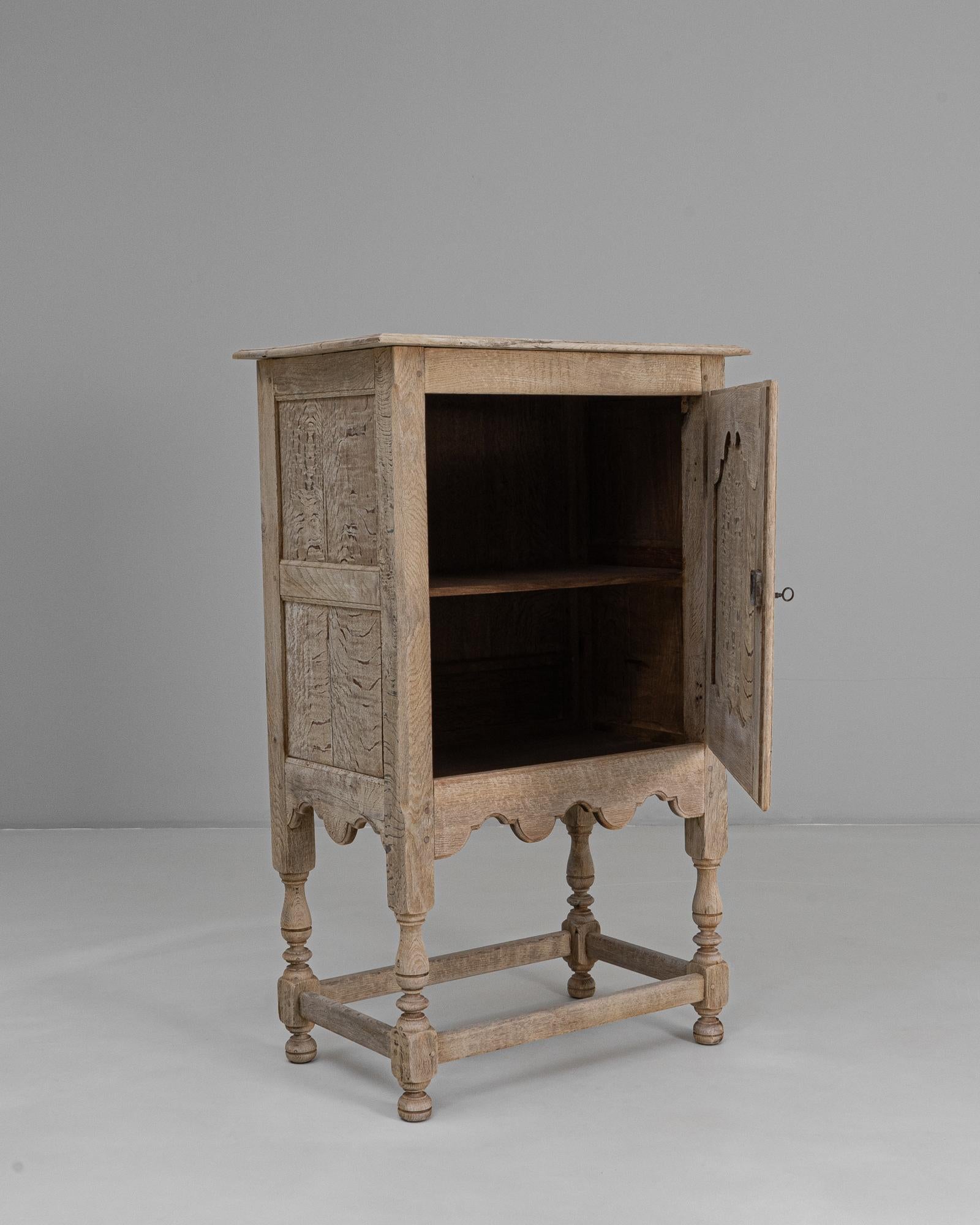 Französischer Louis XV Eichenschrank des 20. Jahrhunderts im Angebot 3