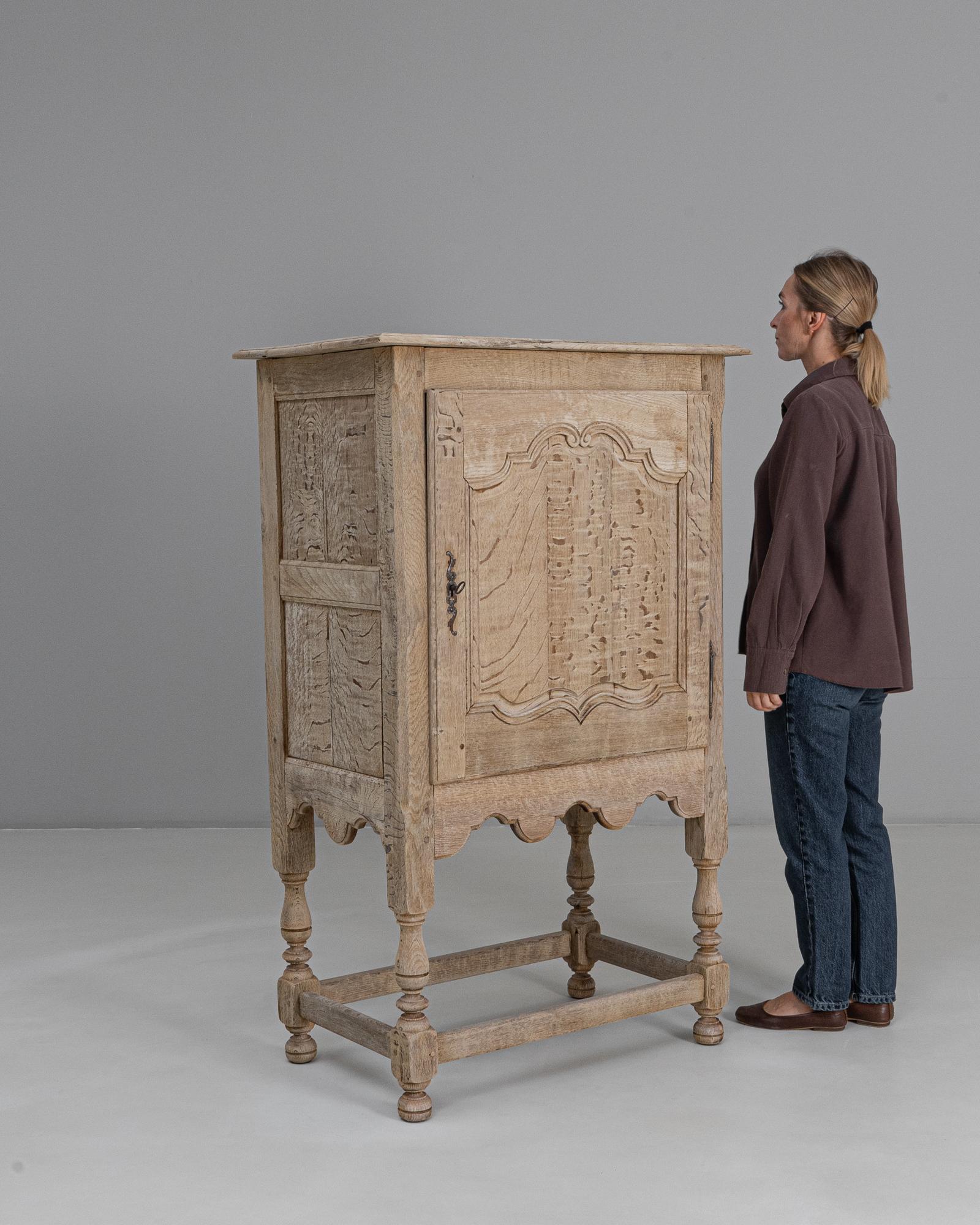 Französischer Louis XV Eichenschrank des 20. Jahrhunderts im Angebot 4