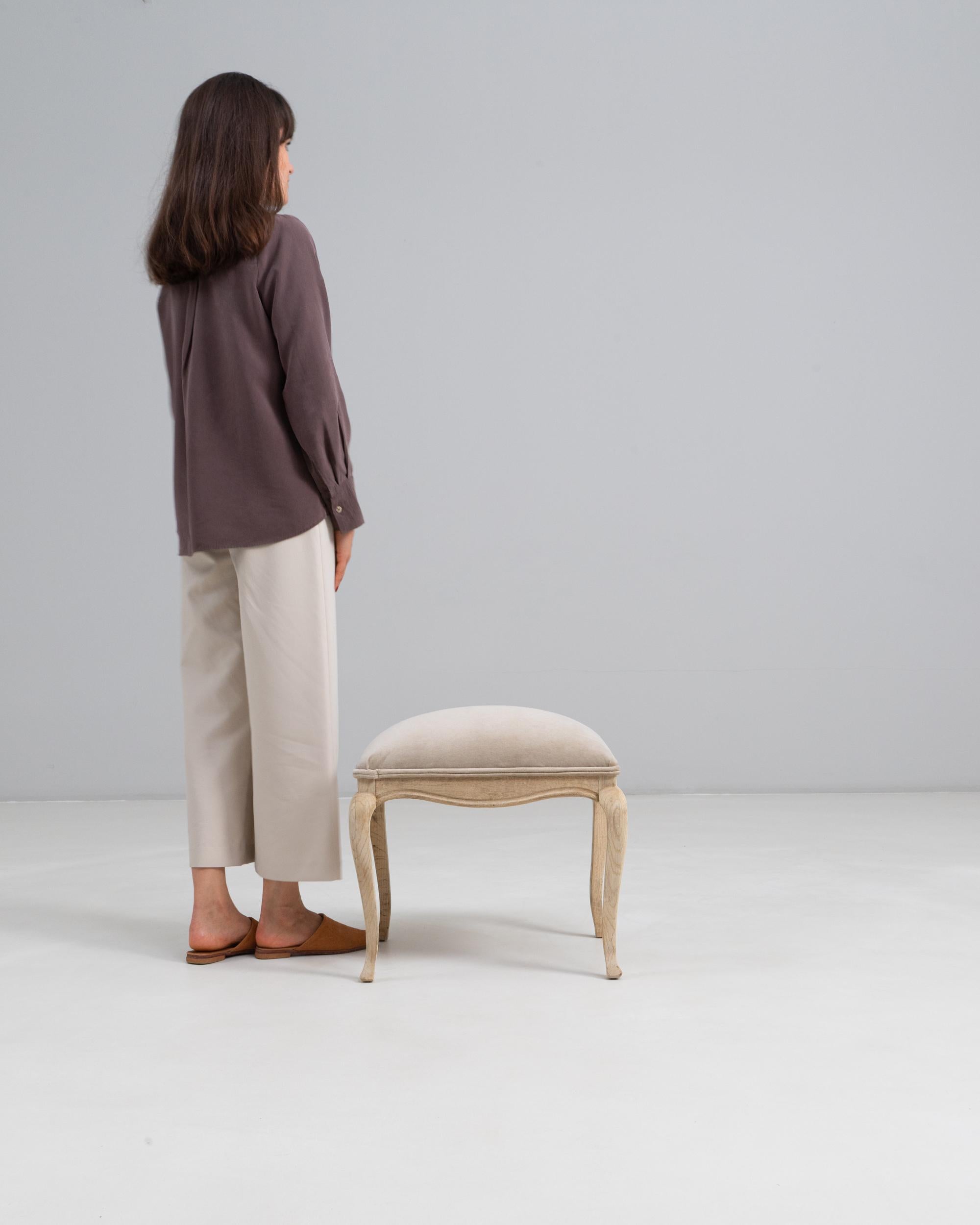 Siglo XX Taburete Francés Luis XV De Roble Con Asiento Tapizado en Bueno estado para la venta en High Point, NC