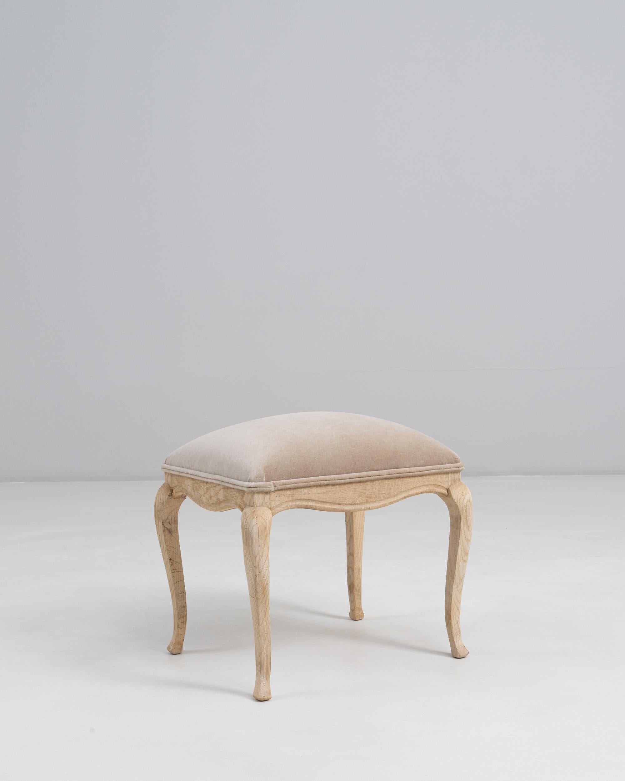 Siglo XX Taburete Francés Luis XV De Roble Con Asiento Tapizado en venta 2