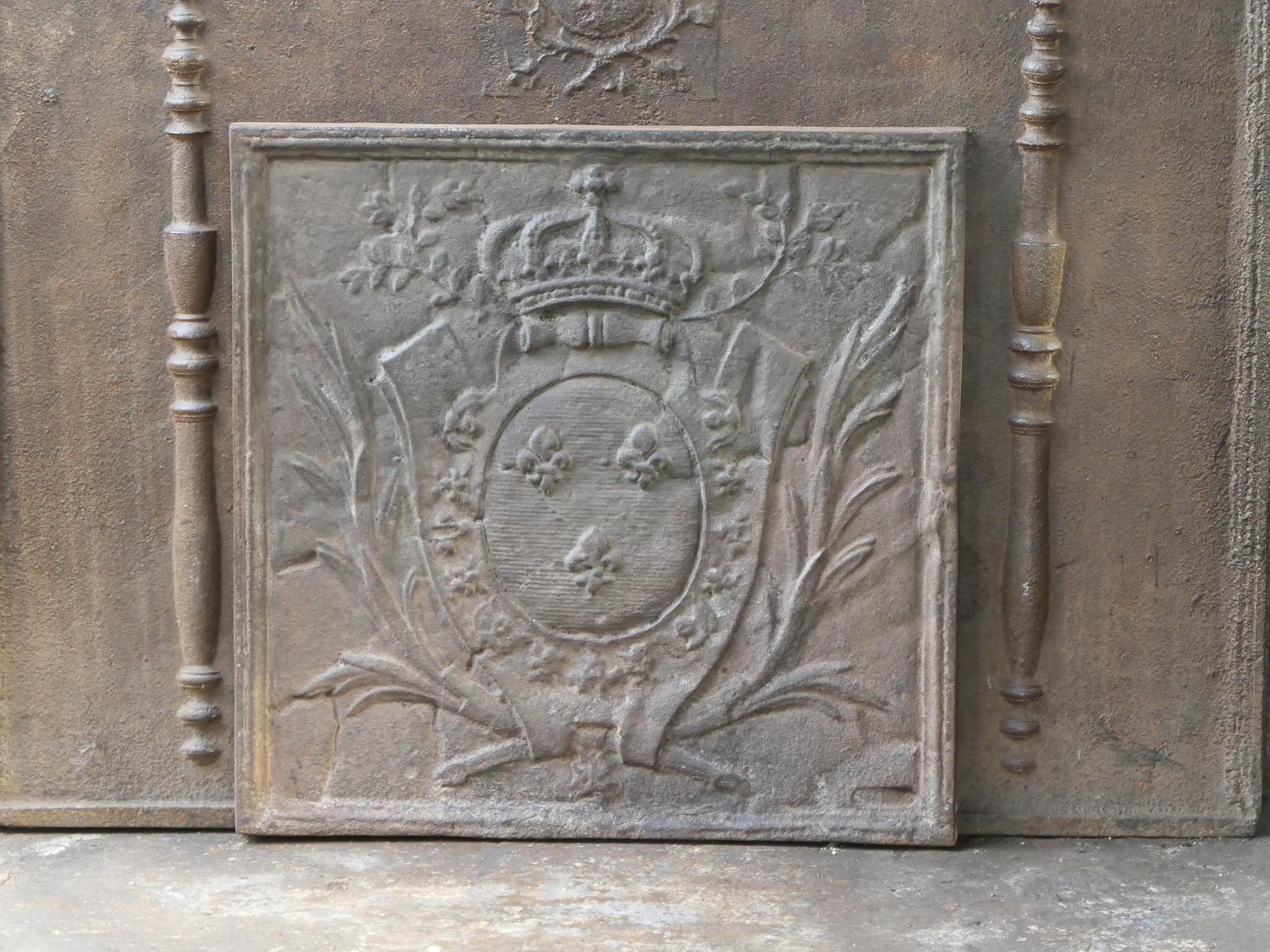  20th century French Louis XV style fireback with the arms of France. This is the coat of arms of the House of Bourbon, an originally French royal house that became a major dynasty in Europe. It delivered kings for Spain (Navarra), France, both