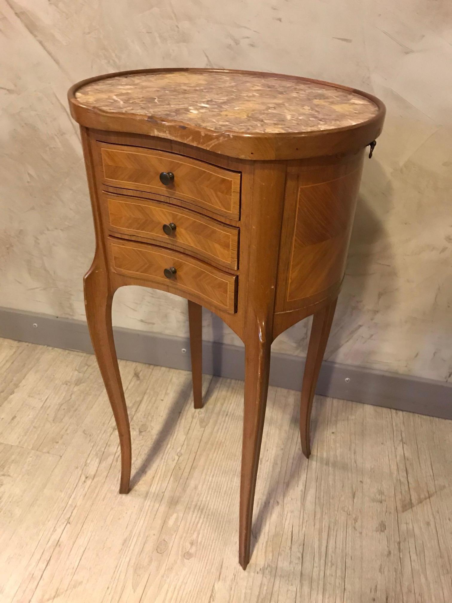 Beautiful small 20th century French Louis XV style walnut and marble bedside table from the 1920s.
Three front drawers and two small tables on the sides.
Very nice marquetry on each sides and at the back. Marble top.
Good general condition but