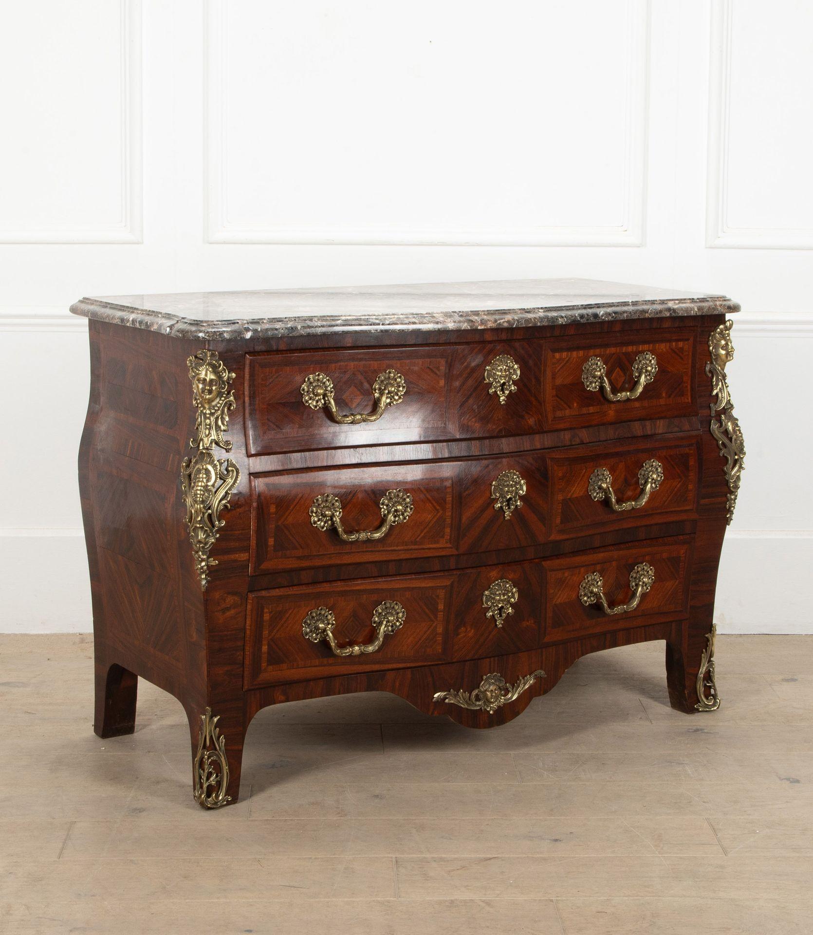 Una cómoda bombe de estilo Luis XV francés del siglo XX de fabulosa calidad.
Fabricado en Kingwood, tiene tres cajones con tiradores originales y monturas de ormolu.
Rematado con un precioso mármol de triple corte en tonos ámbar y blanco