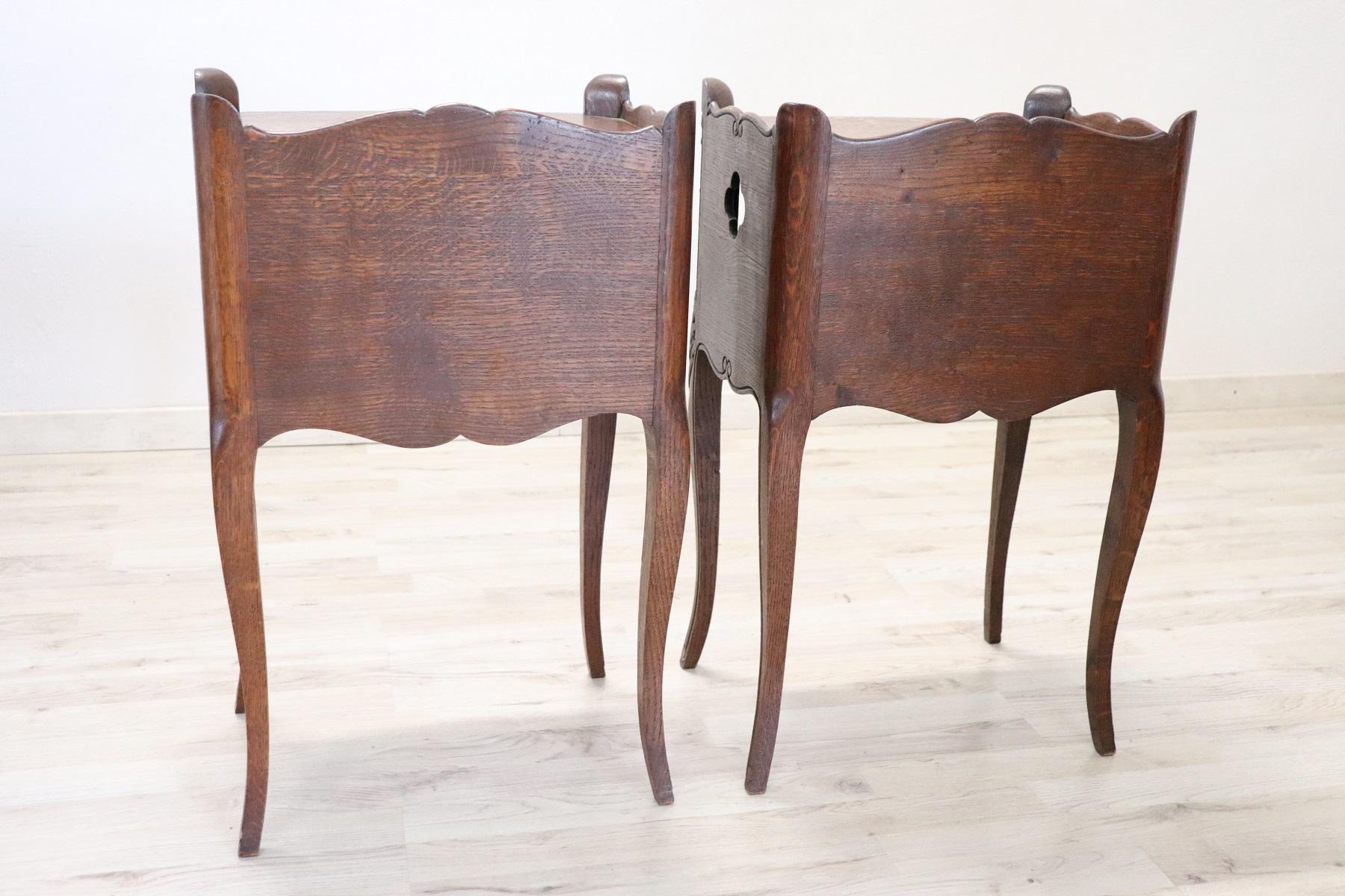 20th Century French Louis XV Style Carved Oak Pair of Nightstands In Excellent Condition In Casale Monferrato, IT