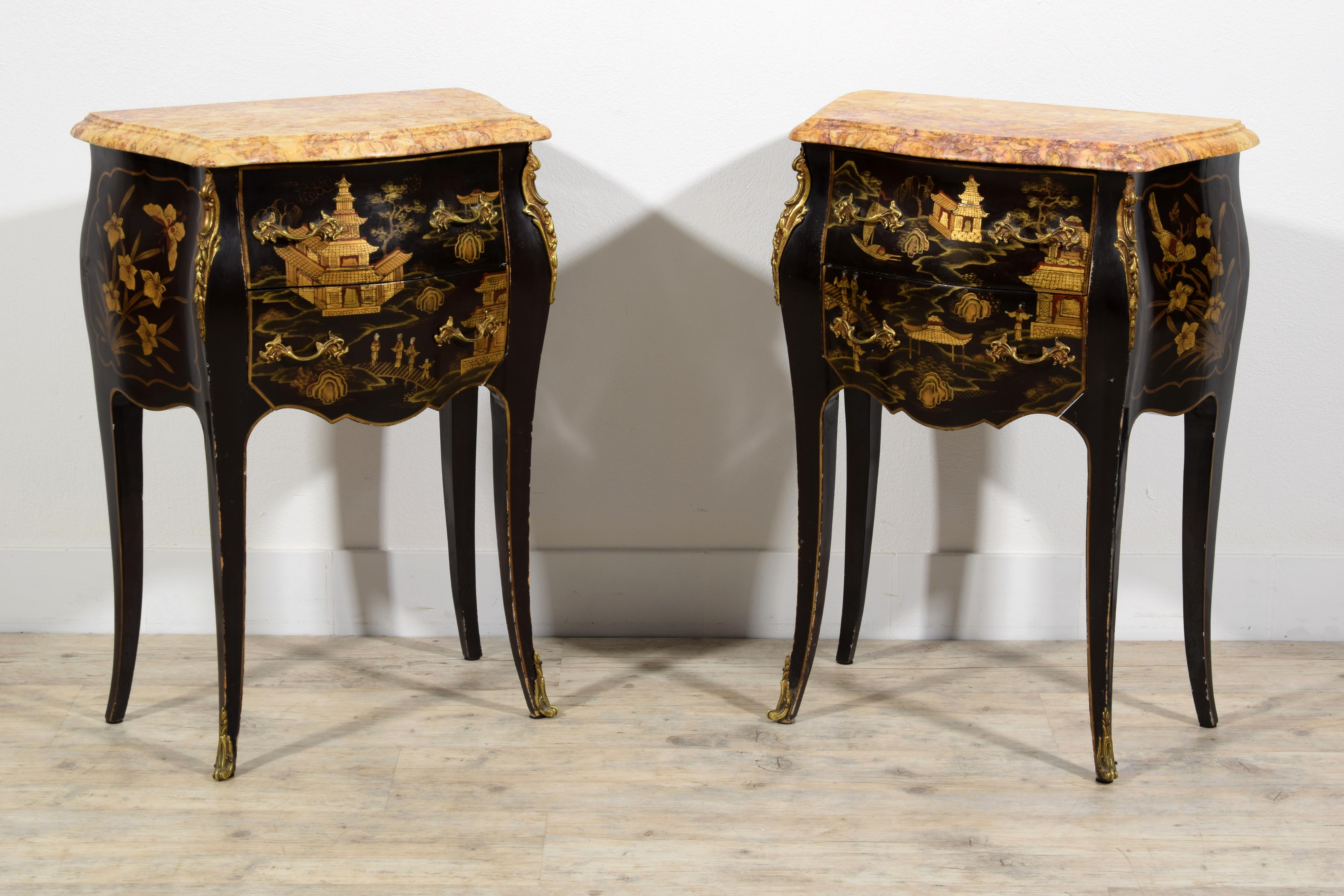 20th century, French Louis XV style Chinoiserie Lacquered Wood Night Stend  For Sale 15