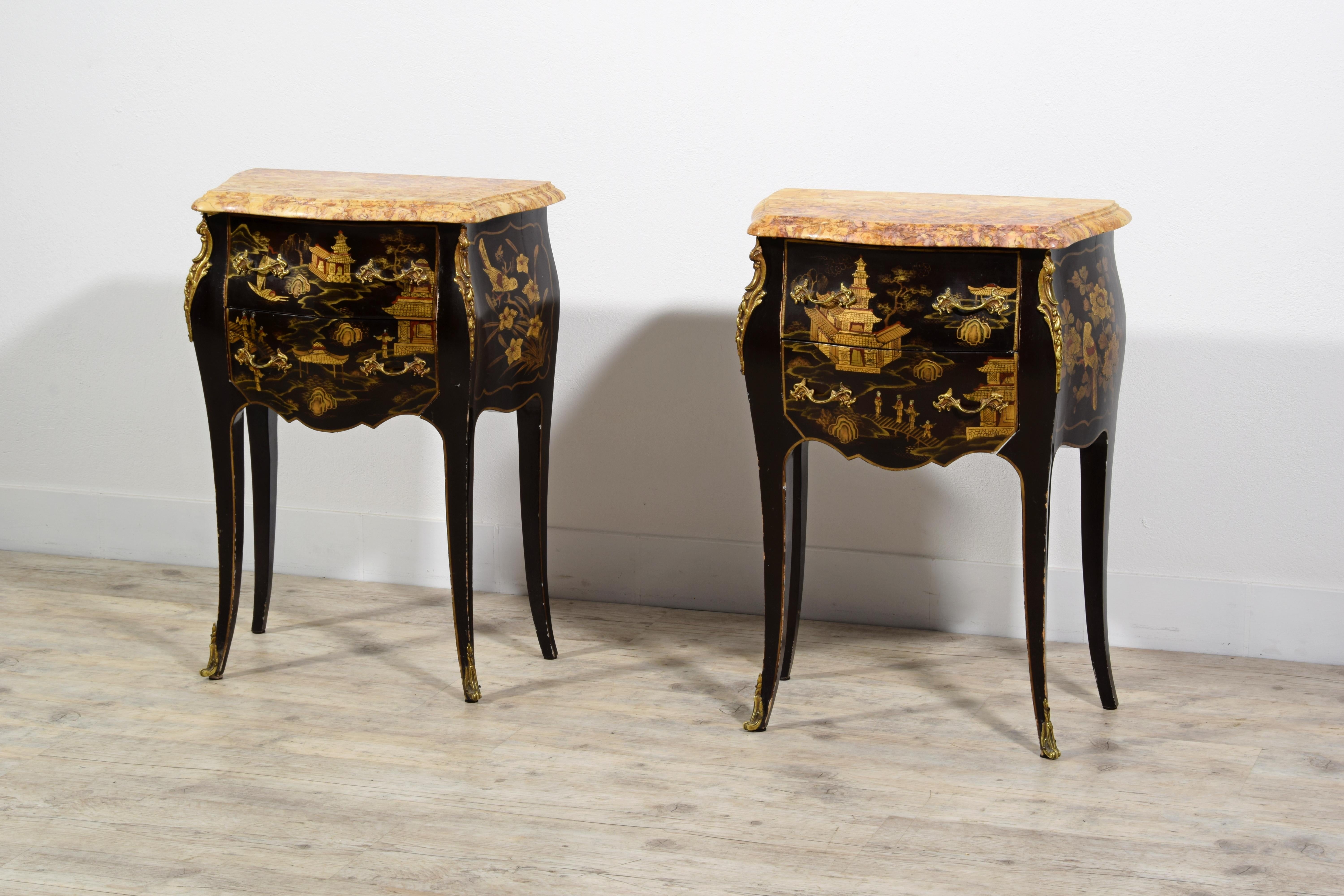 20th century, French Louis XV style Chinoiserie Lacquered Wood Night Stend  For Sale 1
