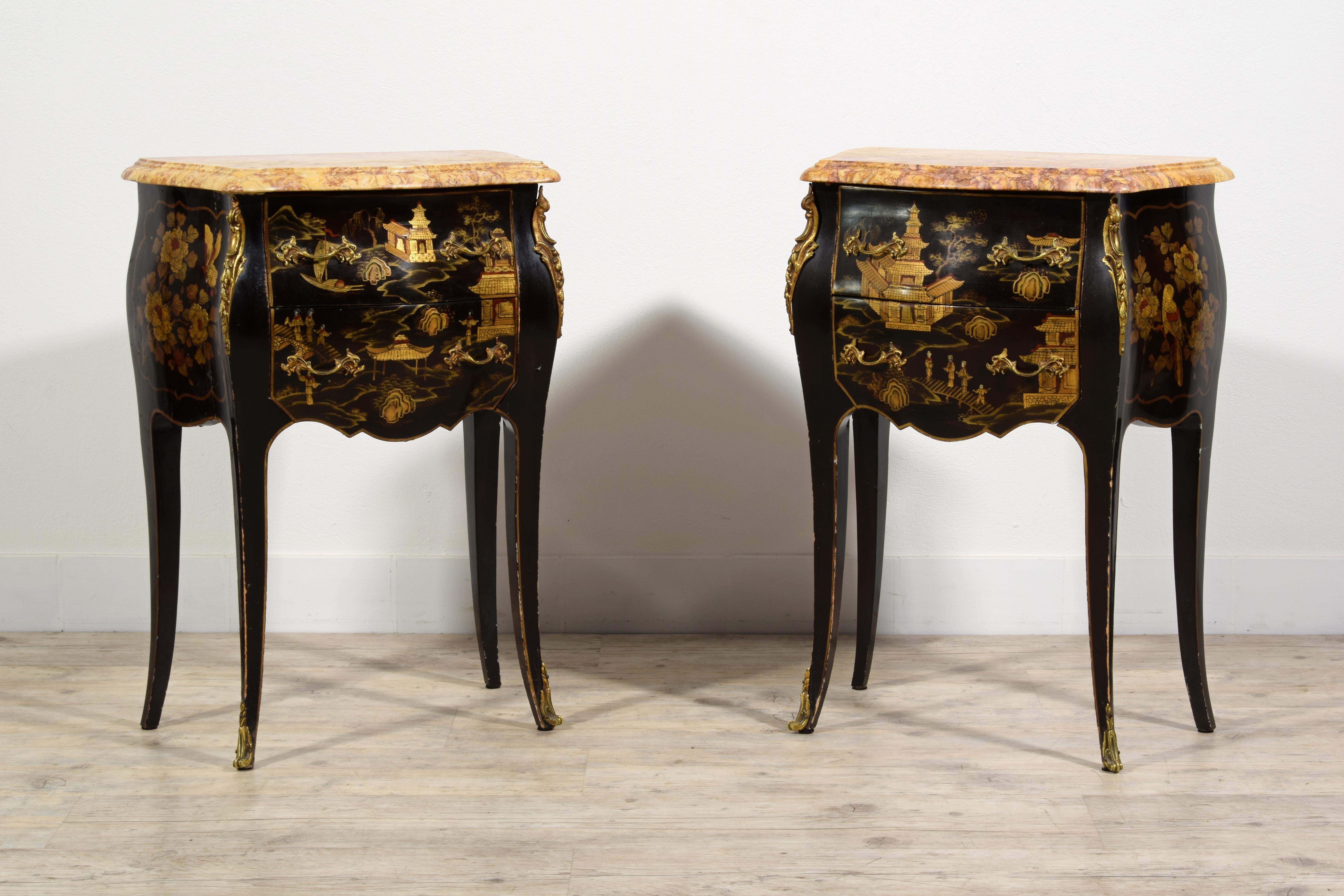 20th century, French Louis XV style Chinoiserie Lacquered Wood Night Stend  For Sale 2