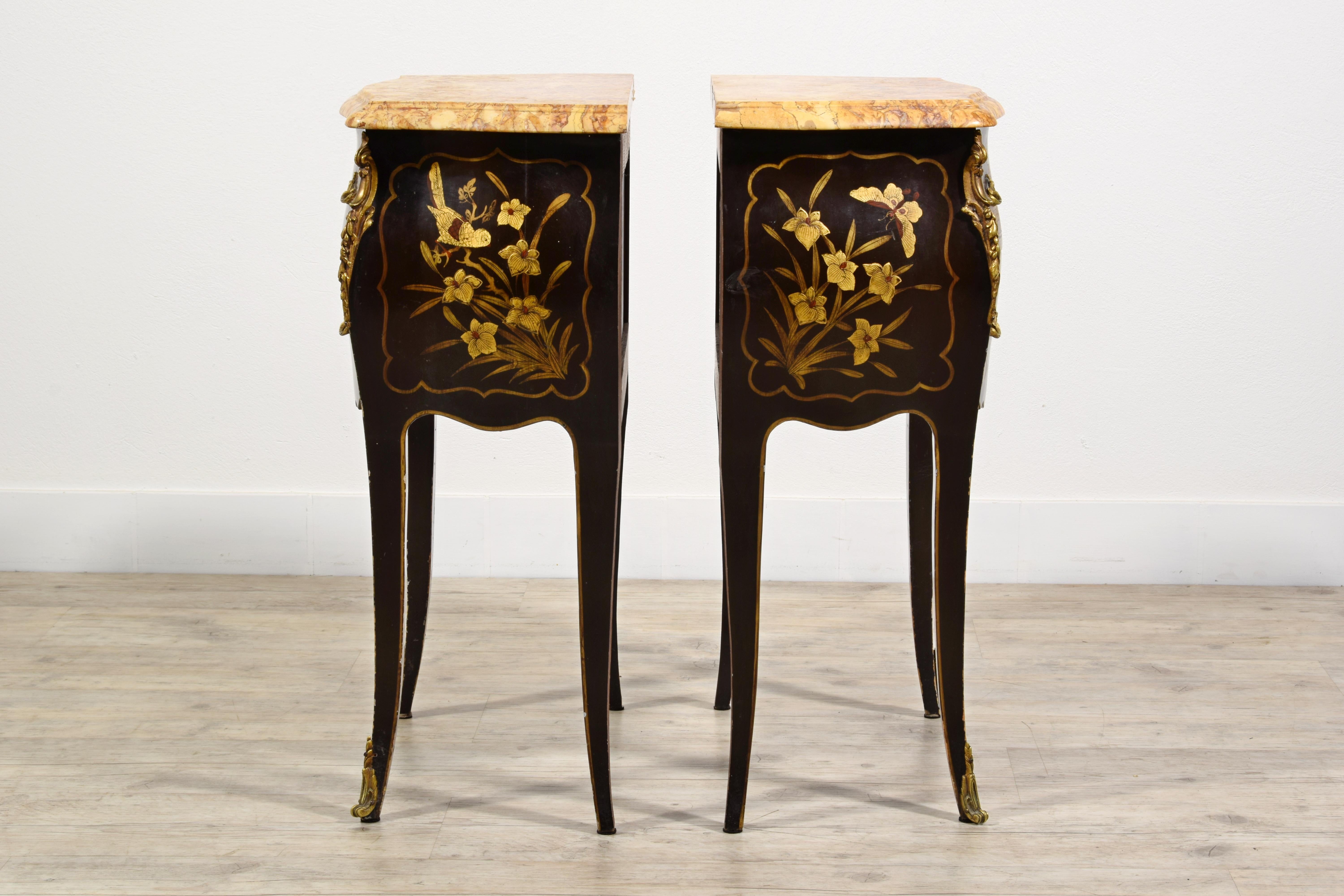 20th century, French Louis XV style Chinoiserie Lacquered Wood Night Stend  For Sale 4