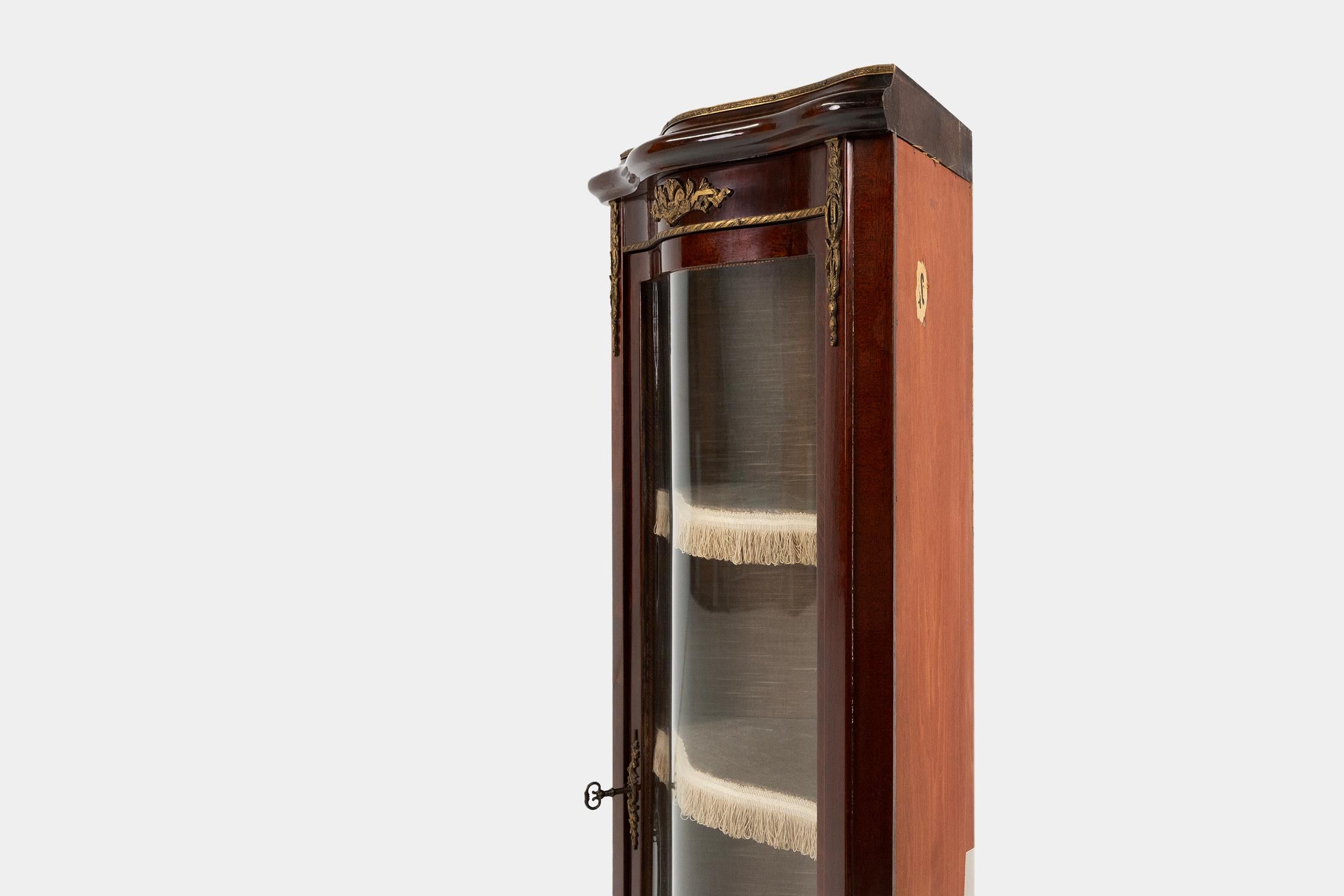Vetrina angolare in stile Luigi XV del XX secolo con vetro ad arco, ca. in vendita 5