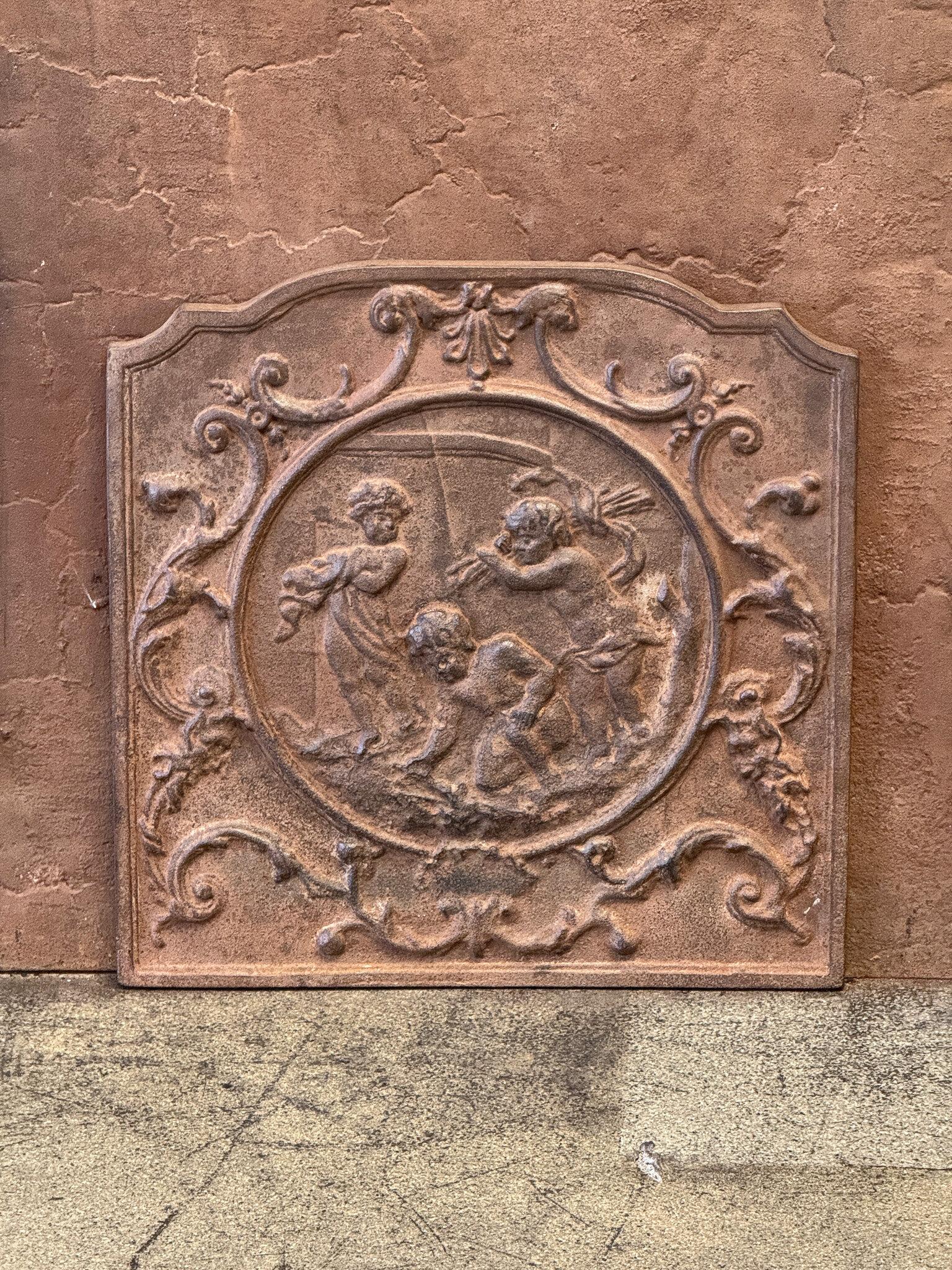 Caminetto francese del XX secolo in stile Luigi XV con cupidi che raccolgono. 

Lo schienale è in ghisa e presenta una patina marrone naturale. Su richiesta, può essere realizzato in nero/acciaio senza costi aggiuntivi. Lo schienale del camino è in