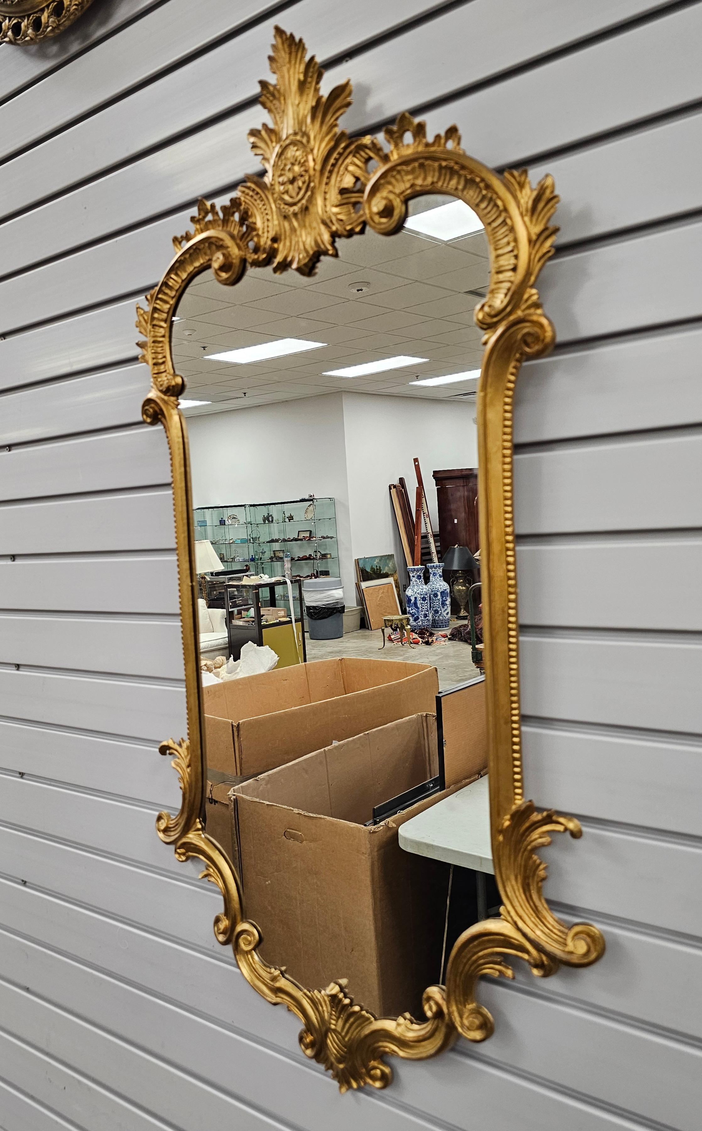 Magnifique miroir décoré du 20e siècle, de style Louis XV, à cadre doré. Mesure 20,25