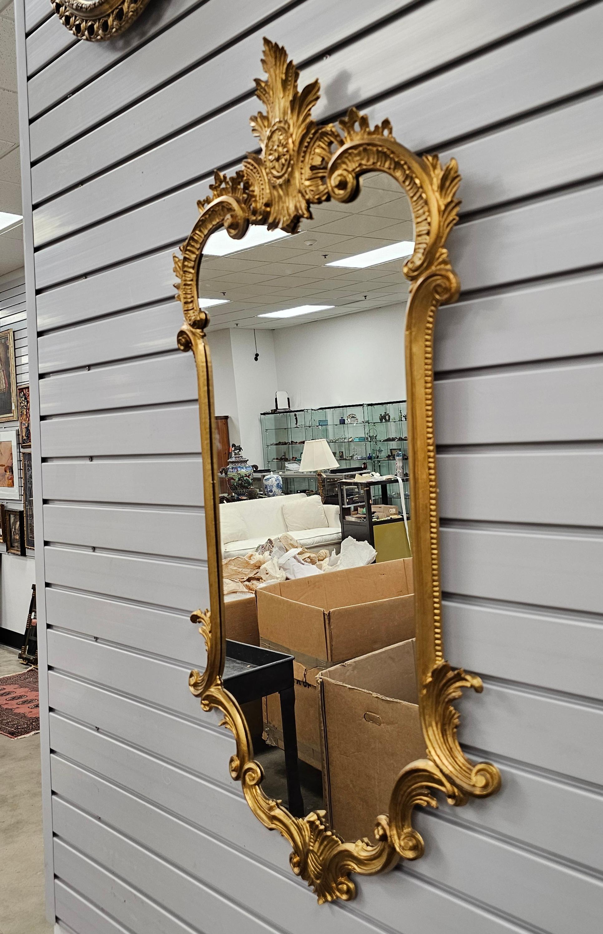Inconnu Miroir à cadre doré de style Louis XV du 20ème siècle en vente