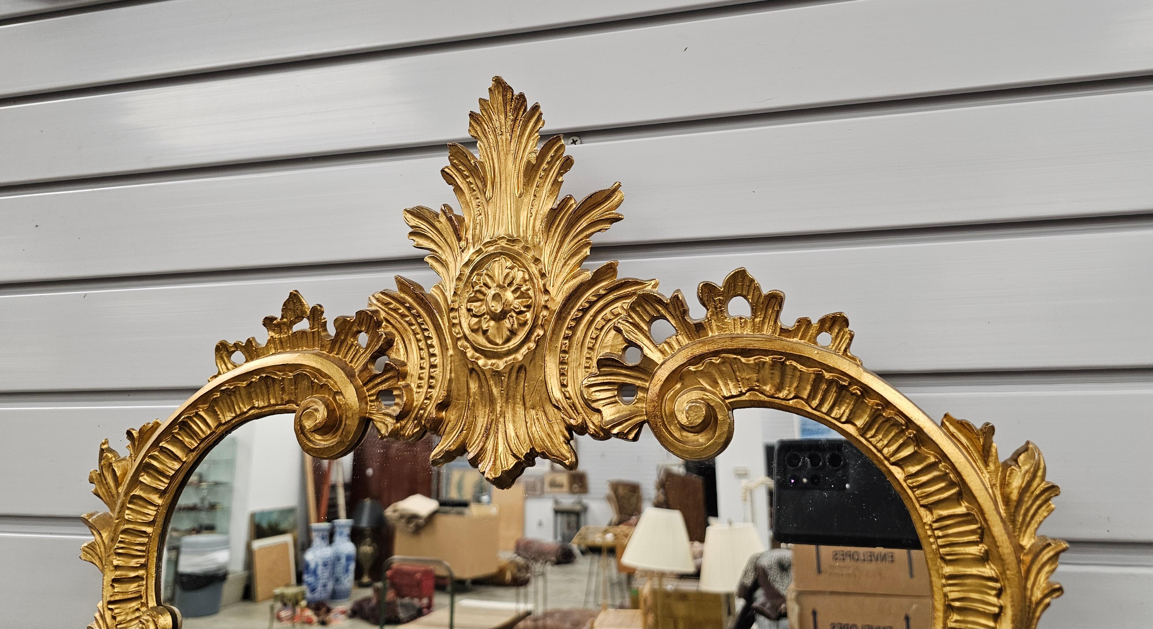 Autre Miroir à cadre doré de style Louis XV du 20ème siècle en vente