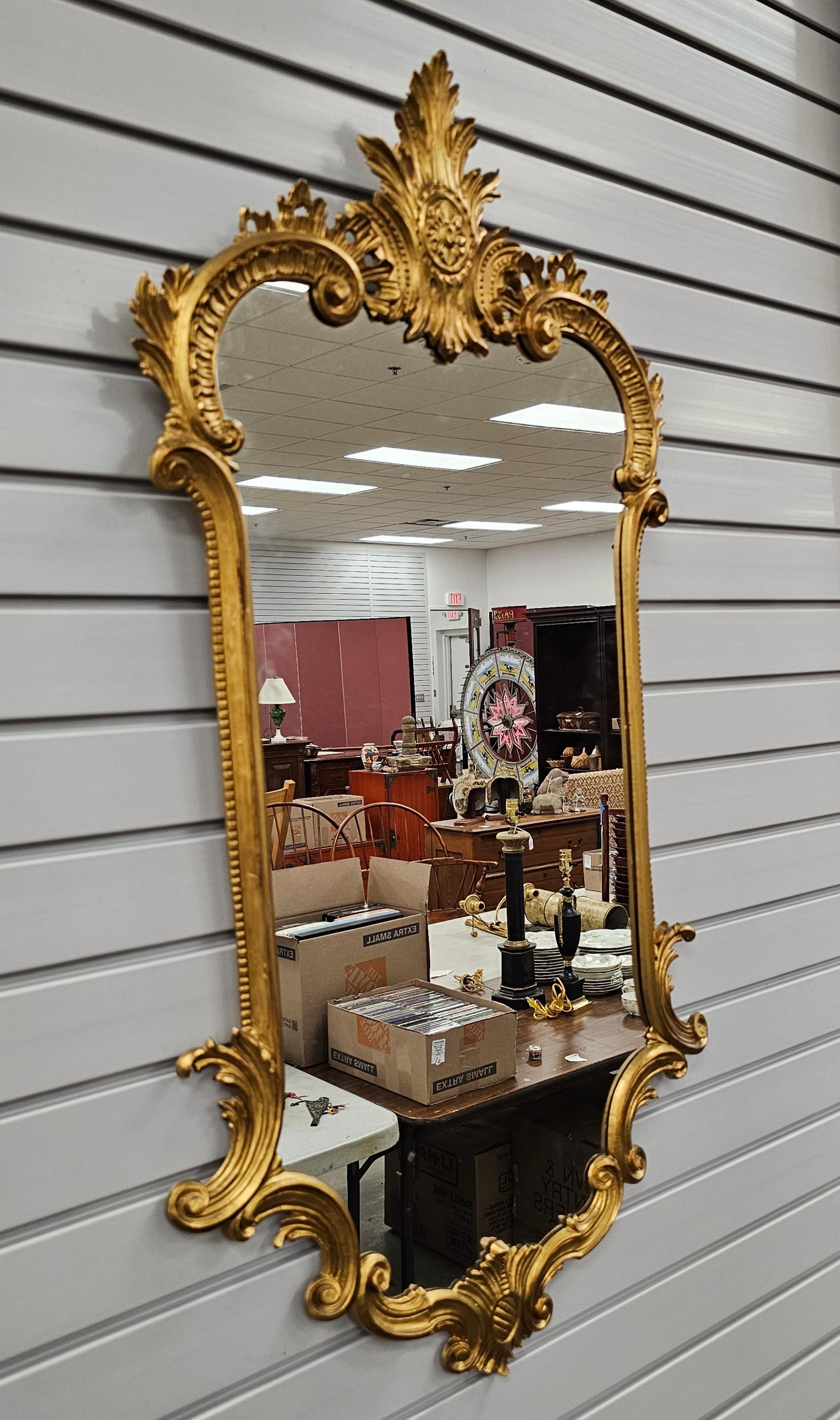 20ième siècle Miroir à cadre doré de style Louis XV du 20ème siècle en vente