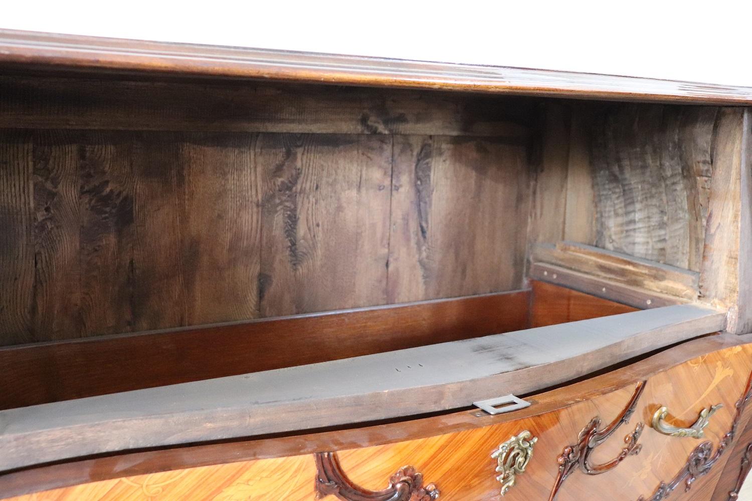 Commode française du 20ème siècle de style Louis XV en bois incrusté en vente 5