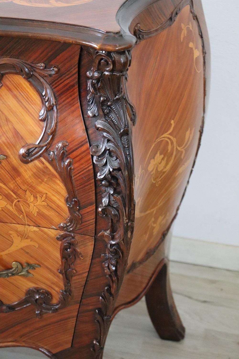 Français Commode française du 20ème siècle de style Louis XV en bois incrusté en vente