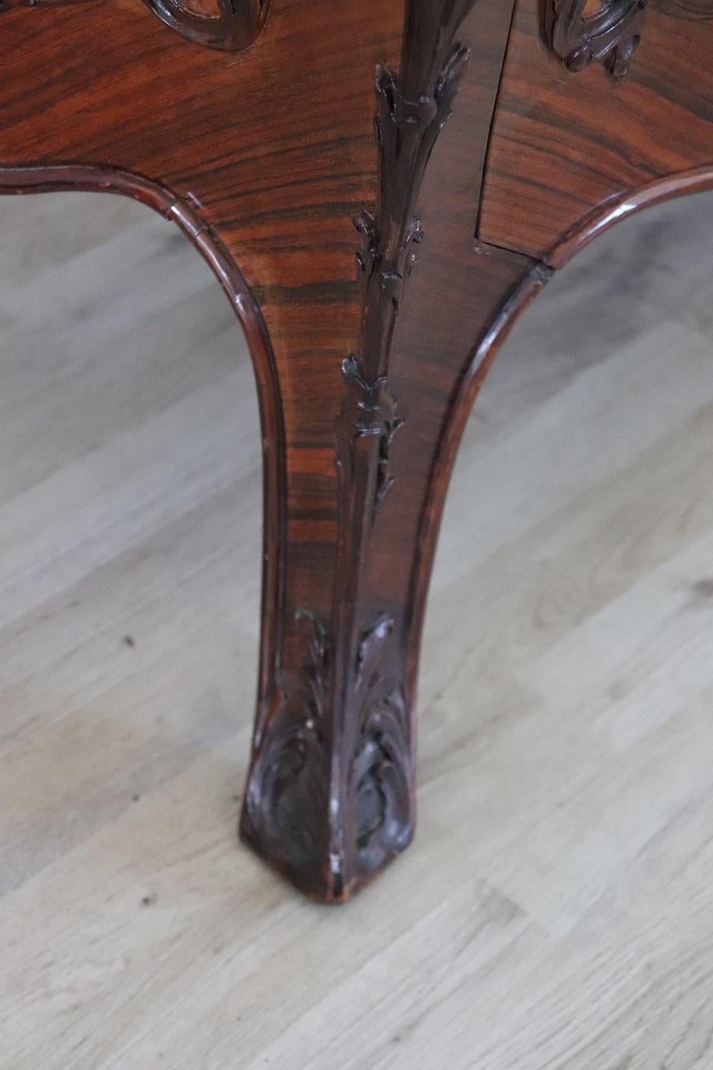 Milieu du XXe siècle Commode française du 20ème siècle de style Louis XV en bois incrusté en vente