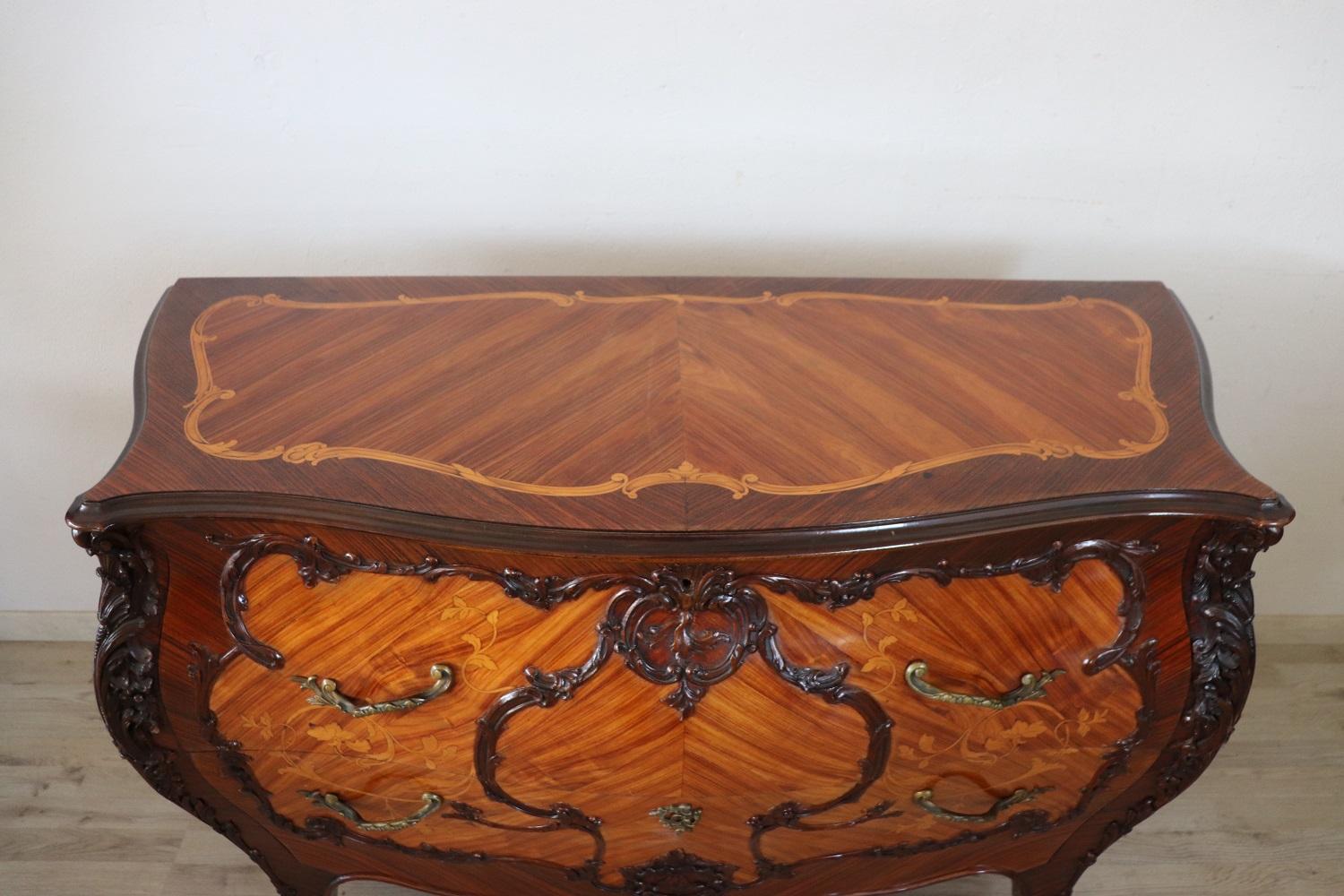Commode française du 20ème siècle de style Louis XV en bois incrusté en vente 2