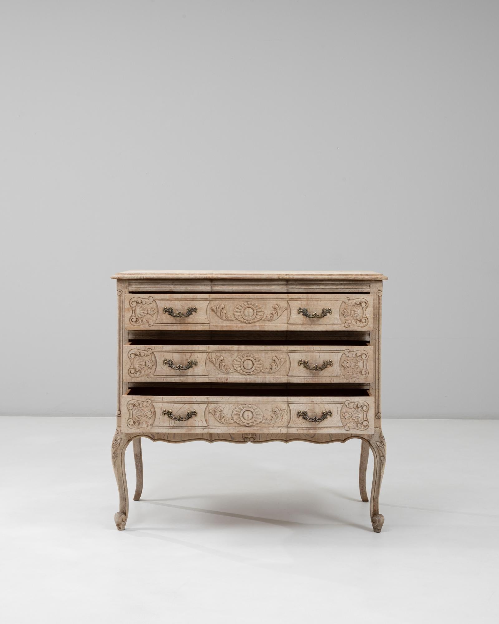 Francese Cassettiera francese del XX secolo in stile Luigi XV di Oak in vendita