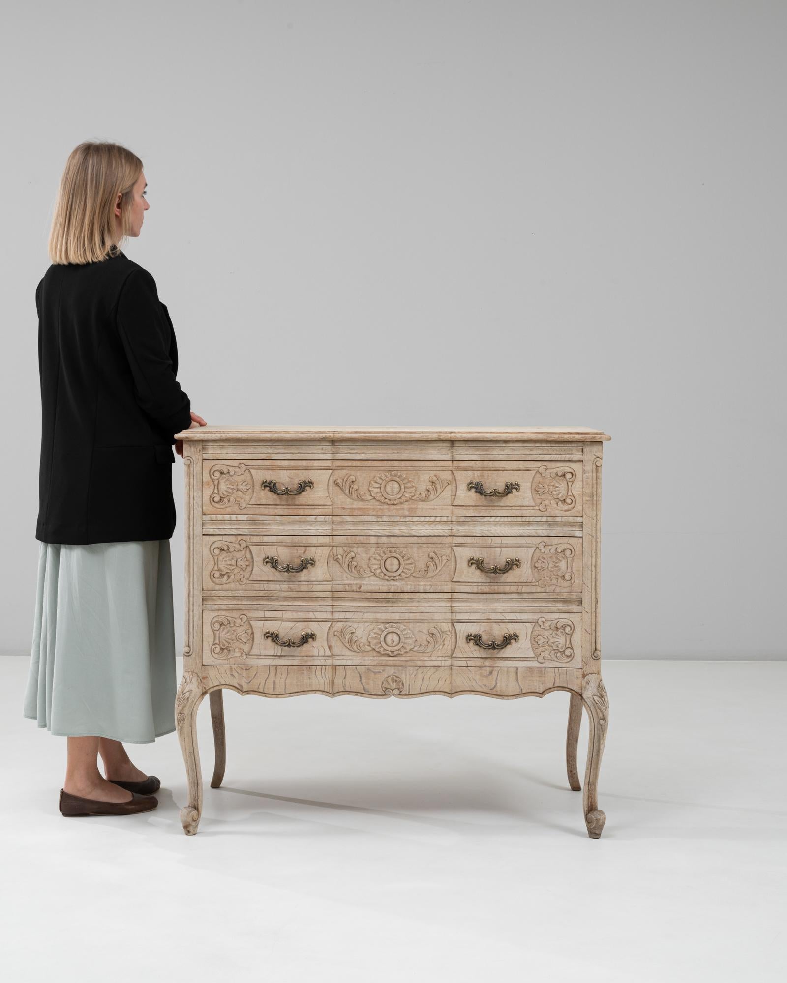 Cassettiera francese del XX secolo in stile Luigi XV di Oak In condizioni buone in vendita a High Point, NC