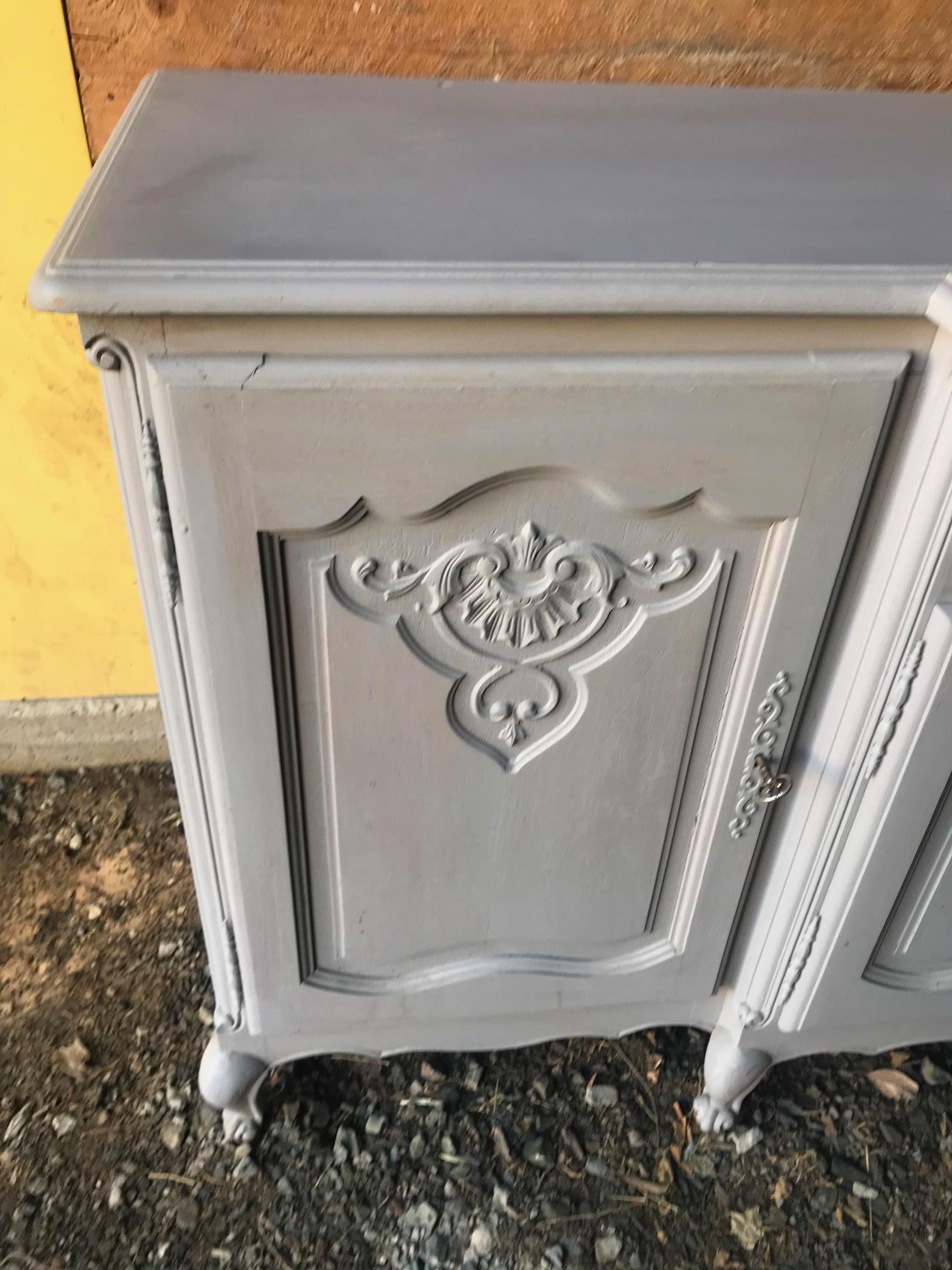 Very nice 20th century French Louis XV style oak grey painted buffet from the 1950s.
Four large doors with many shelves inside and two drawers in the middle.
Nice quality.