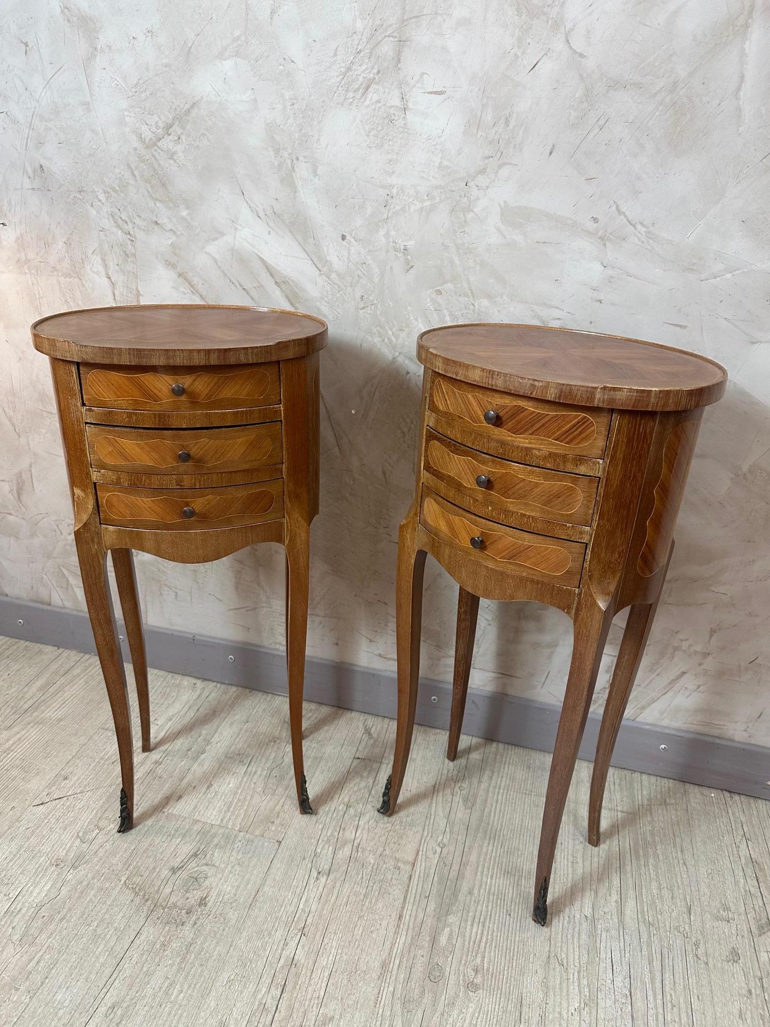 Coppia di comodini francesi in stile Luigi XV del XX secolo, anni '50 In condizioni buone in vendita a LEGNY, FR