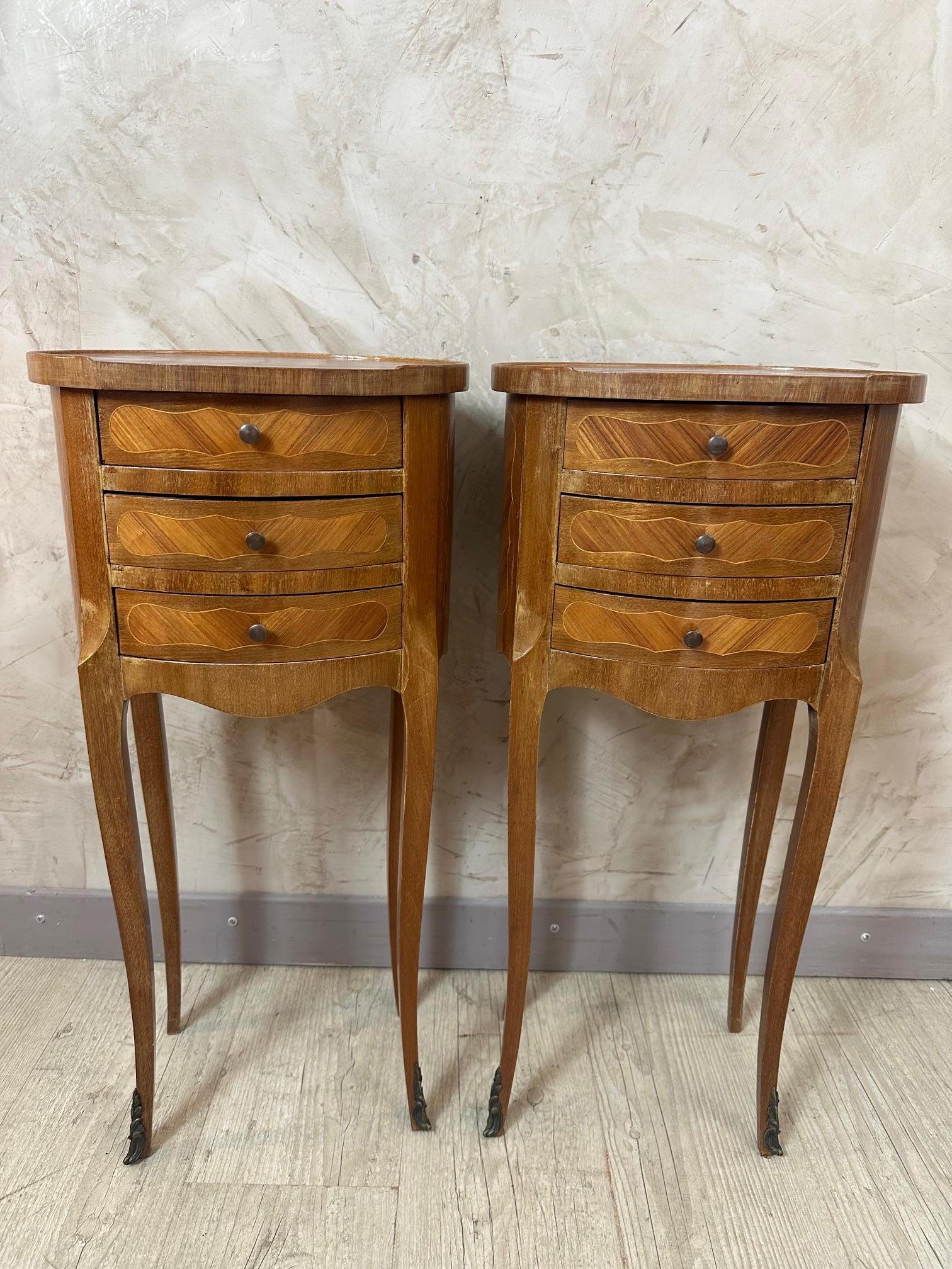 Metà XX secolo Coppia di comodini francesi in stile Luigi XV del XX secolo, anni '50 in vendita
