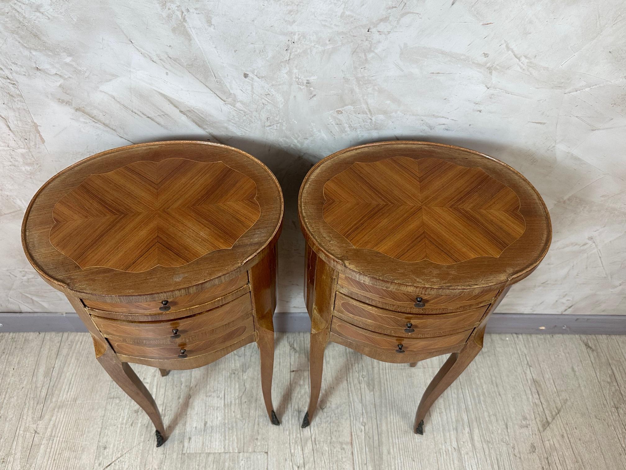 Noce Coppia di comodini francesi in stile Luigi XV del XX secolo, anni '50 in vendita