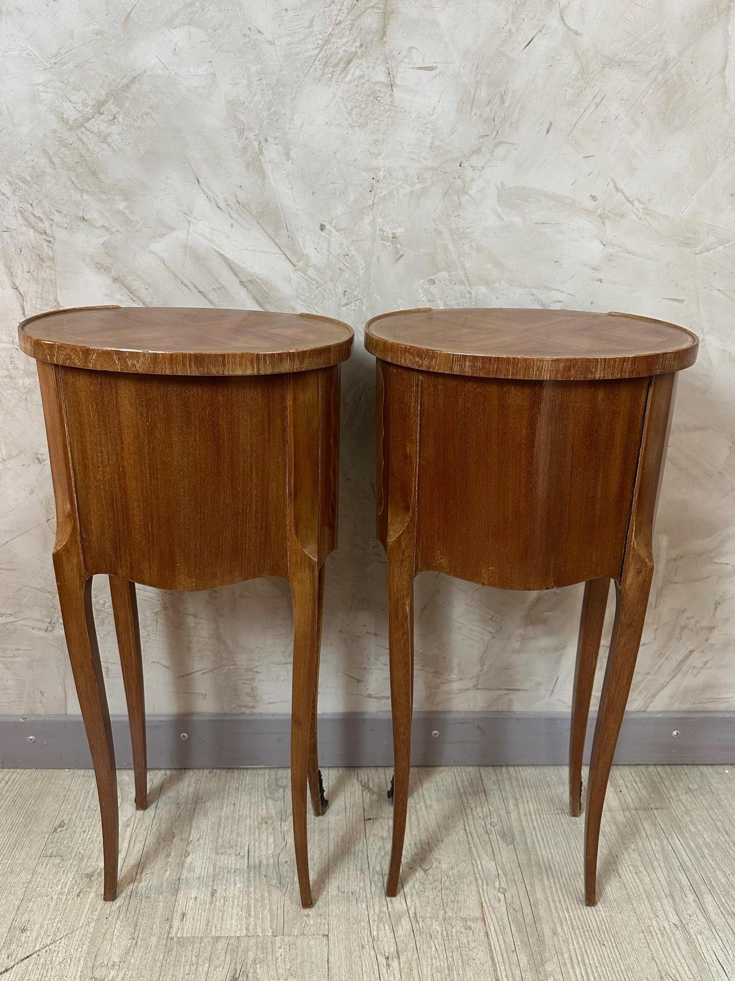 Coppia di comodini francesi in stile Luigi XV del XX secolo, anni '50 in vendita 2