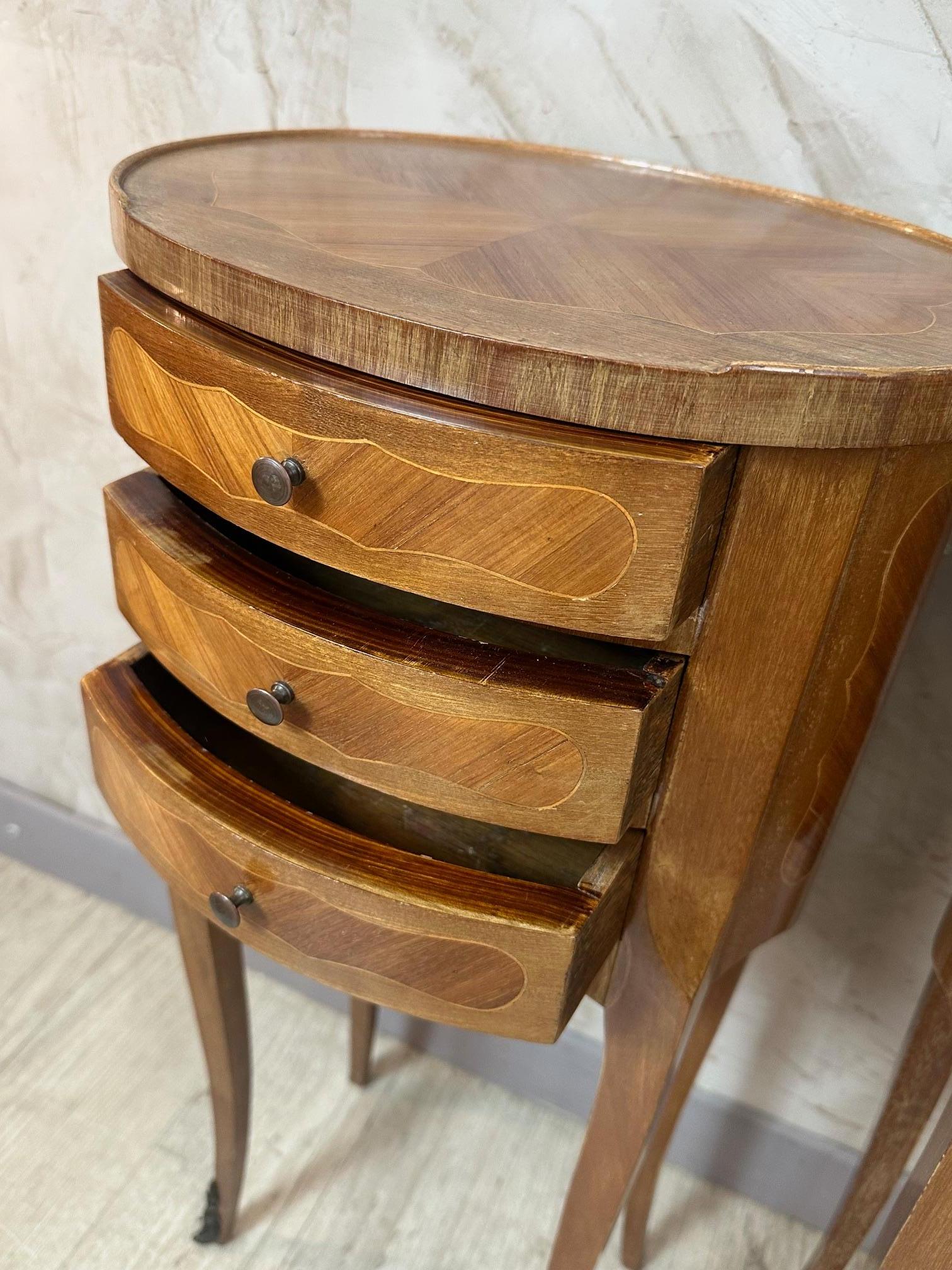 Coppia di comodini francesi in stile Luigi XV del XX secolo, anni '50 in vendita 3