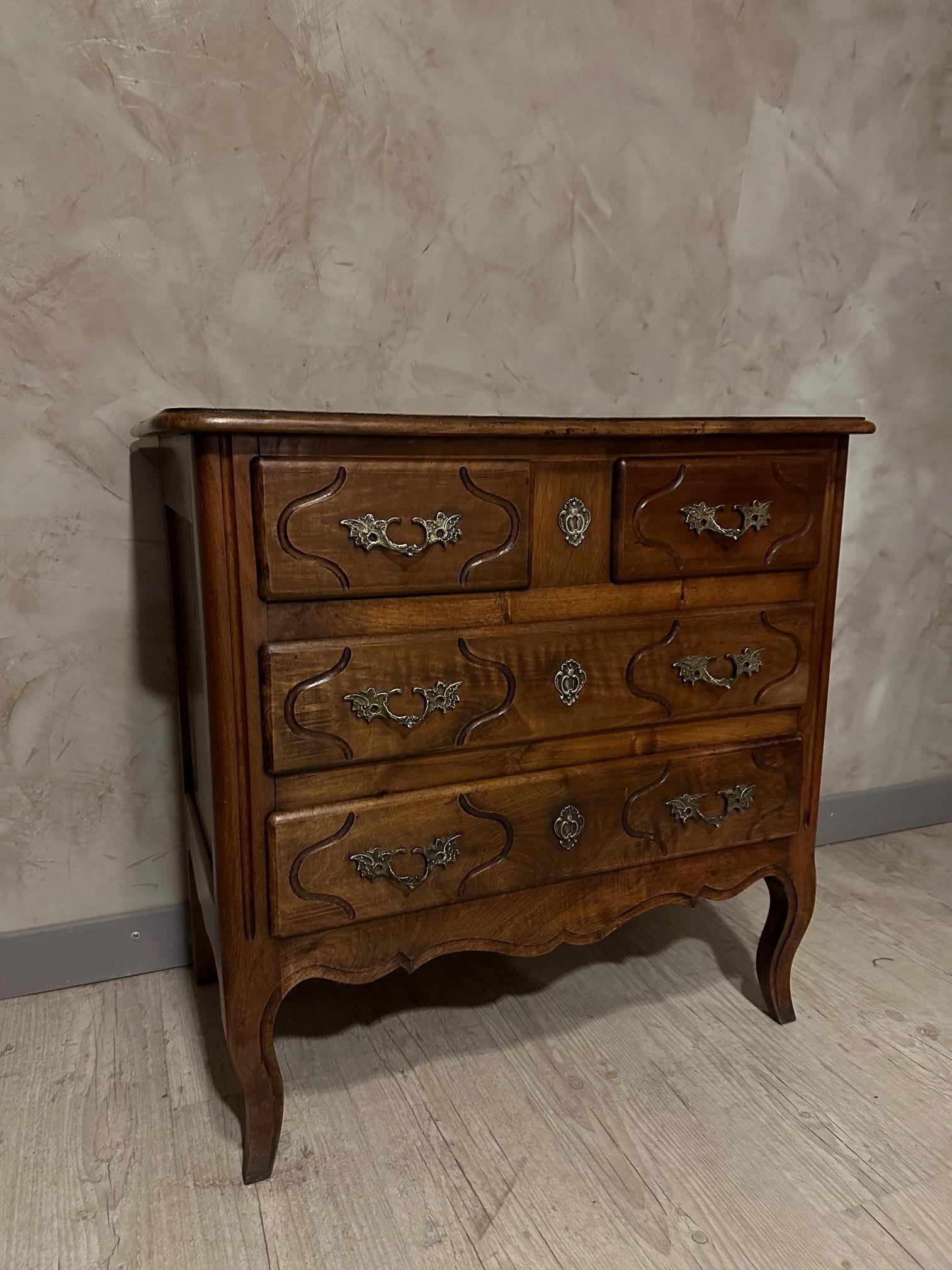 Very nice Louis XV style chest of drawers made in the 1950s with gilded bronze handles. 
Two small drawers on the upper part, and two large drawers afterward. 
Ideal for its size.