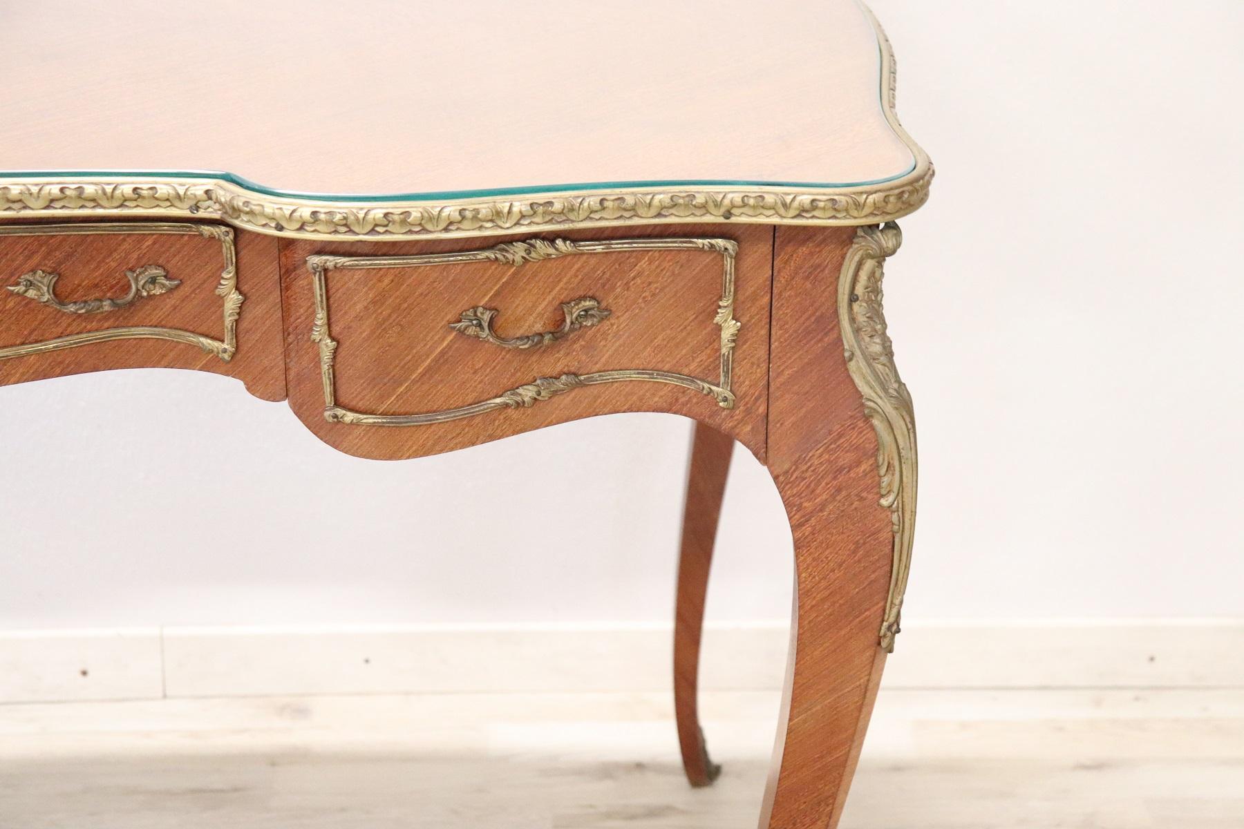 Louis XV style furniture richly adorned with gilded and chiselled bronze.
Desk finished inlaid centre in rosewood with a wooden floor of good measure protected by glass for a practical use. Desk can also be used for professional use with three