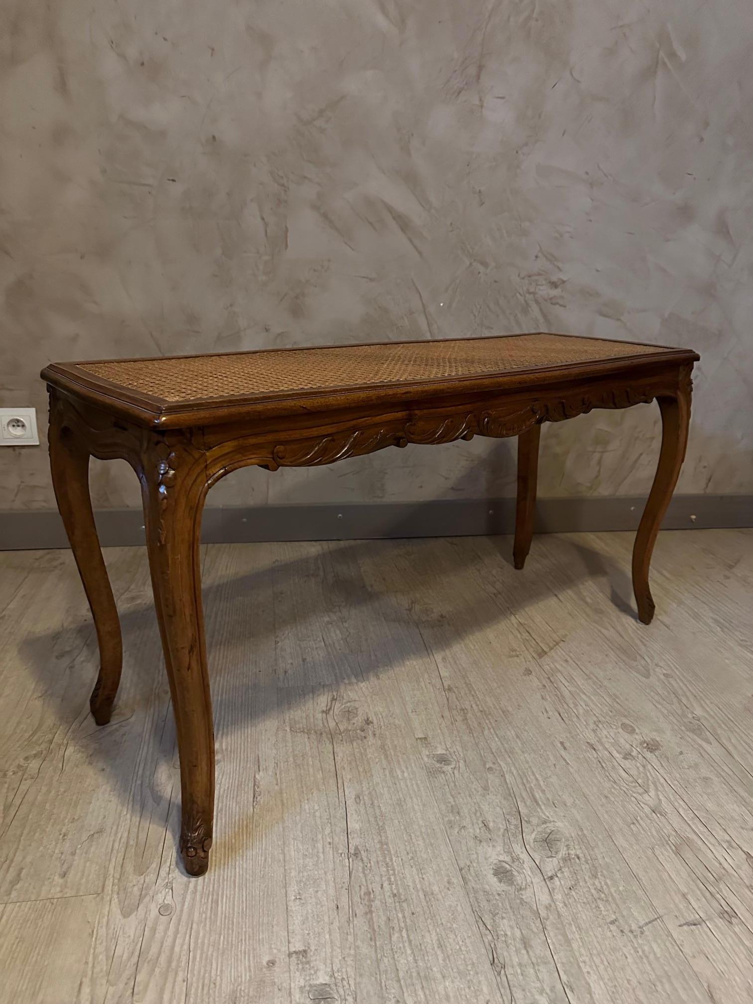 Very nice Louis XV style walnut caned bench dating from 1900. 
Very good condition.
Canework in very good condition.
Ideal at the end of a bed or in an entryway.