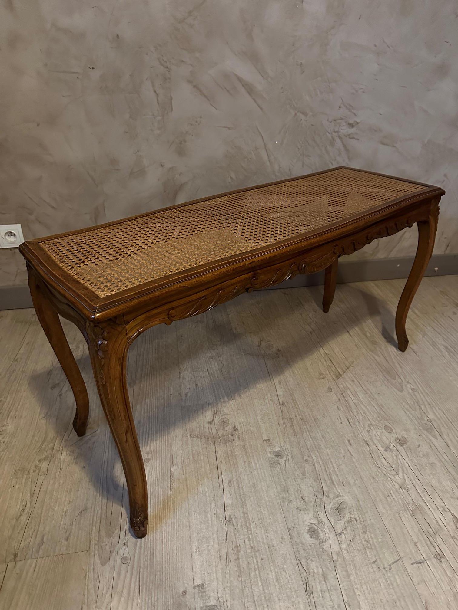 20th century French Louis XV Walnut and Caned Bench, 1900s In Good Condition For Sale In LEGNY, FR