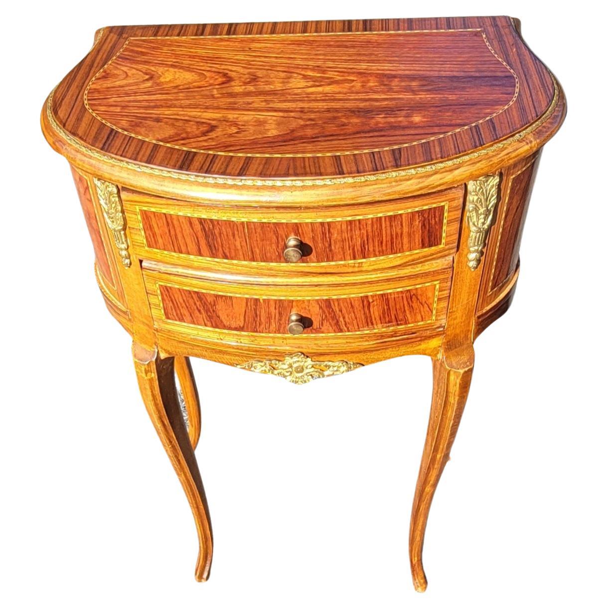 Absolument magnifique table d'appoint Louis XV du 20ème siècle à deux tiroirs en noyer et bois de satin incrusté d'ormolu. Bois de satin très fin  les travaux d'incrustation. Mesure 19,5