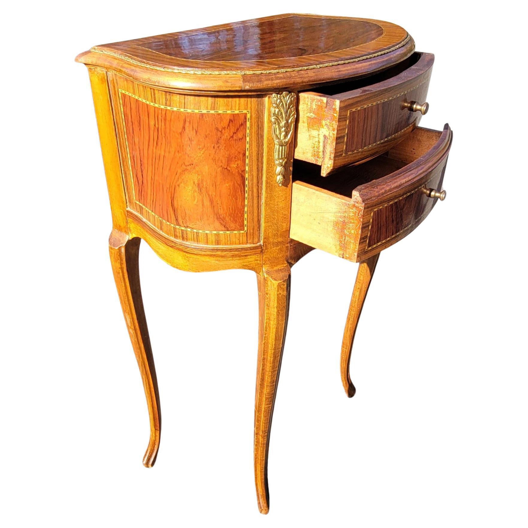 Fait main Table d'appoint Louis XV du 20me sicle en noyer, bois de roi et bois de satin incrust d'ormolu. en vente