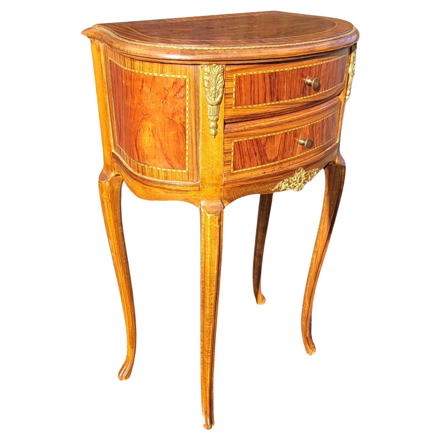 20ième siècle Table d'appoint Louis XV du 20me sicle en noyer, bois de roi et bois de satin incrust d'ormolu. en vente