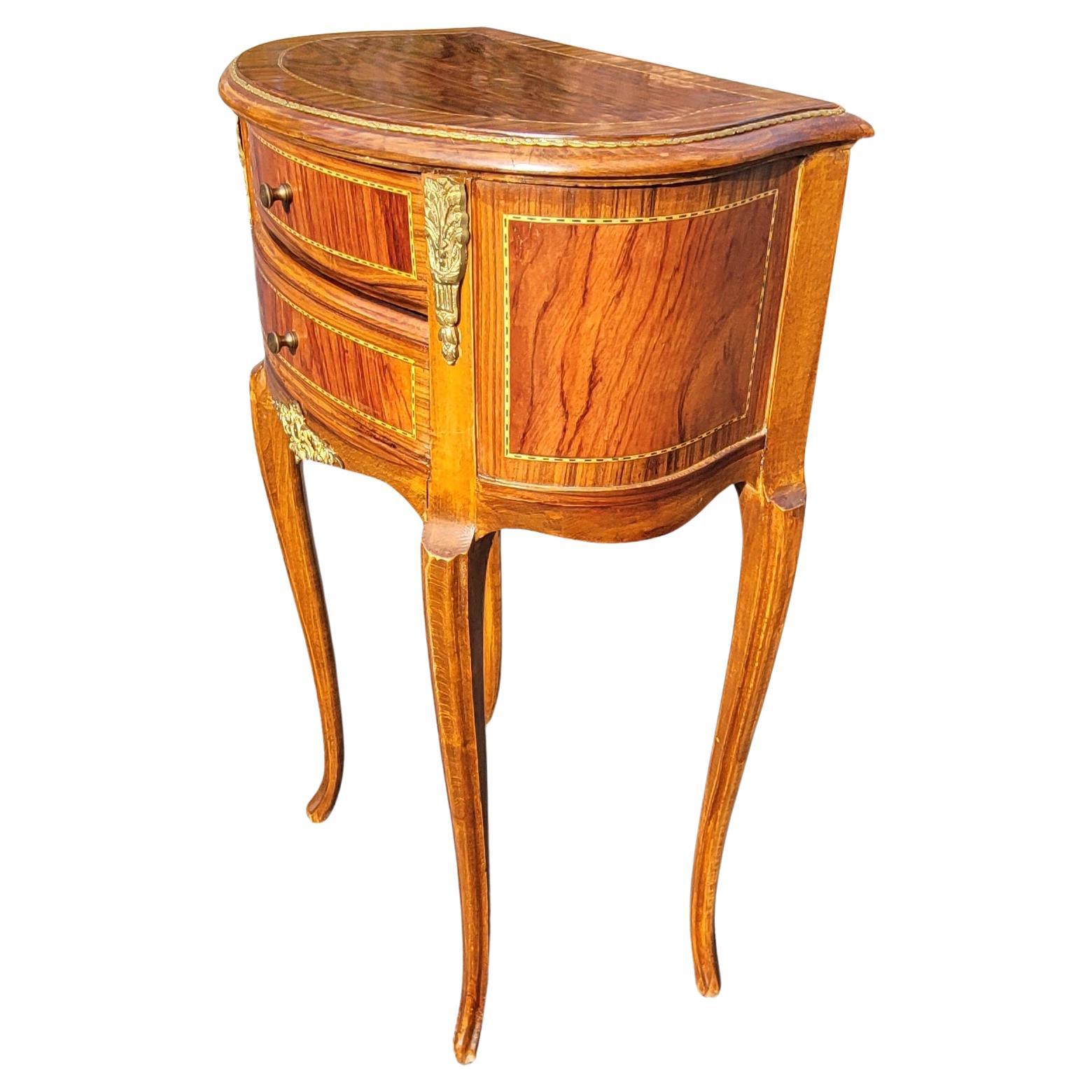 Bronze doré Table d'appoint Louis XV du 20me sicle en noyer, bois de roi et bois de satin incrust d'ormolu. en vente